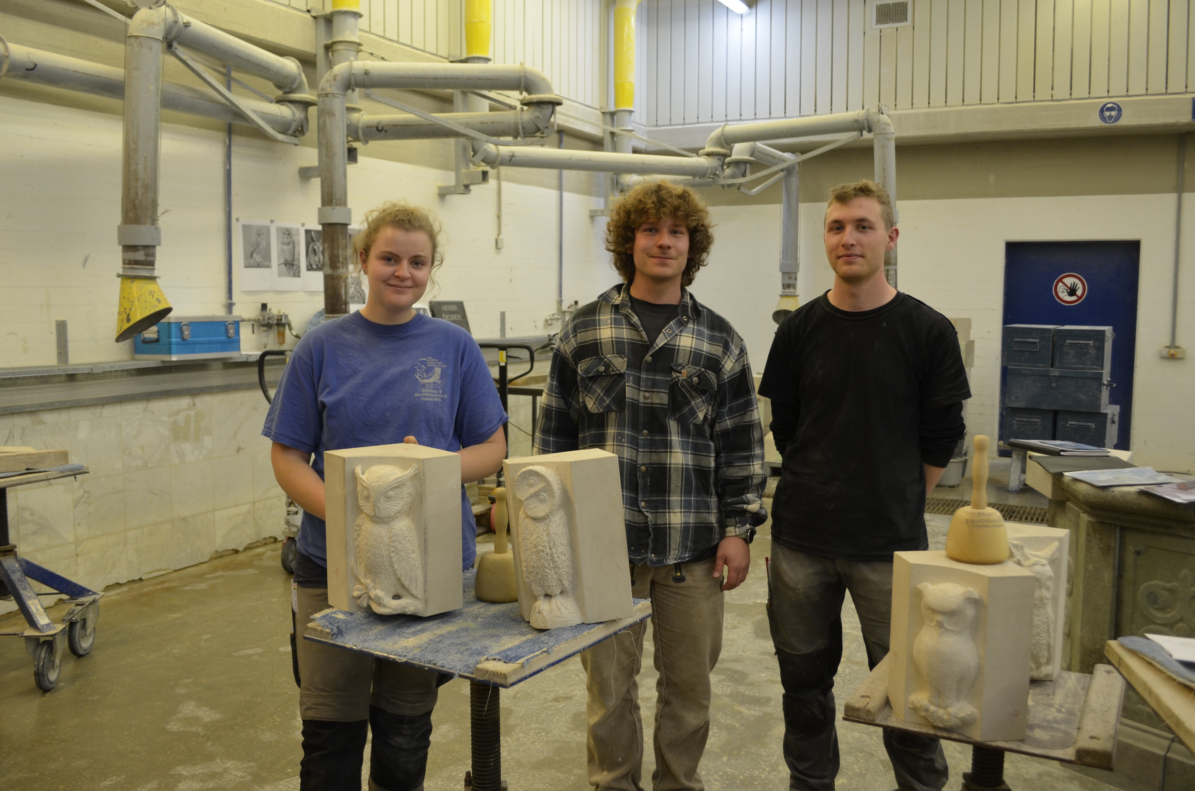 Die drei Erstplatzierten beim PLW der Steinbildhauer: Erster Bundessieger Levin Schnell (M.), zweite Bundessiegerin Pina Hausmann, dritter Bundessieger Konrad Jacobs Foto: © Berufsbildungswerk des Steinmetz- und Bildhauerhandwerks/Kai Görder