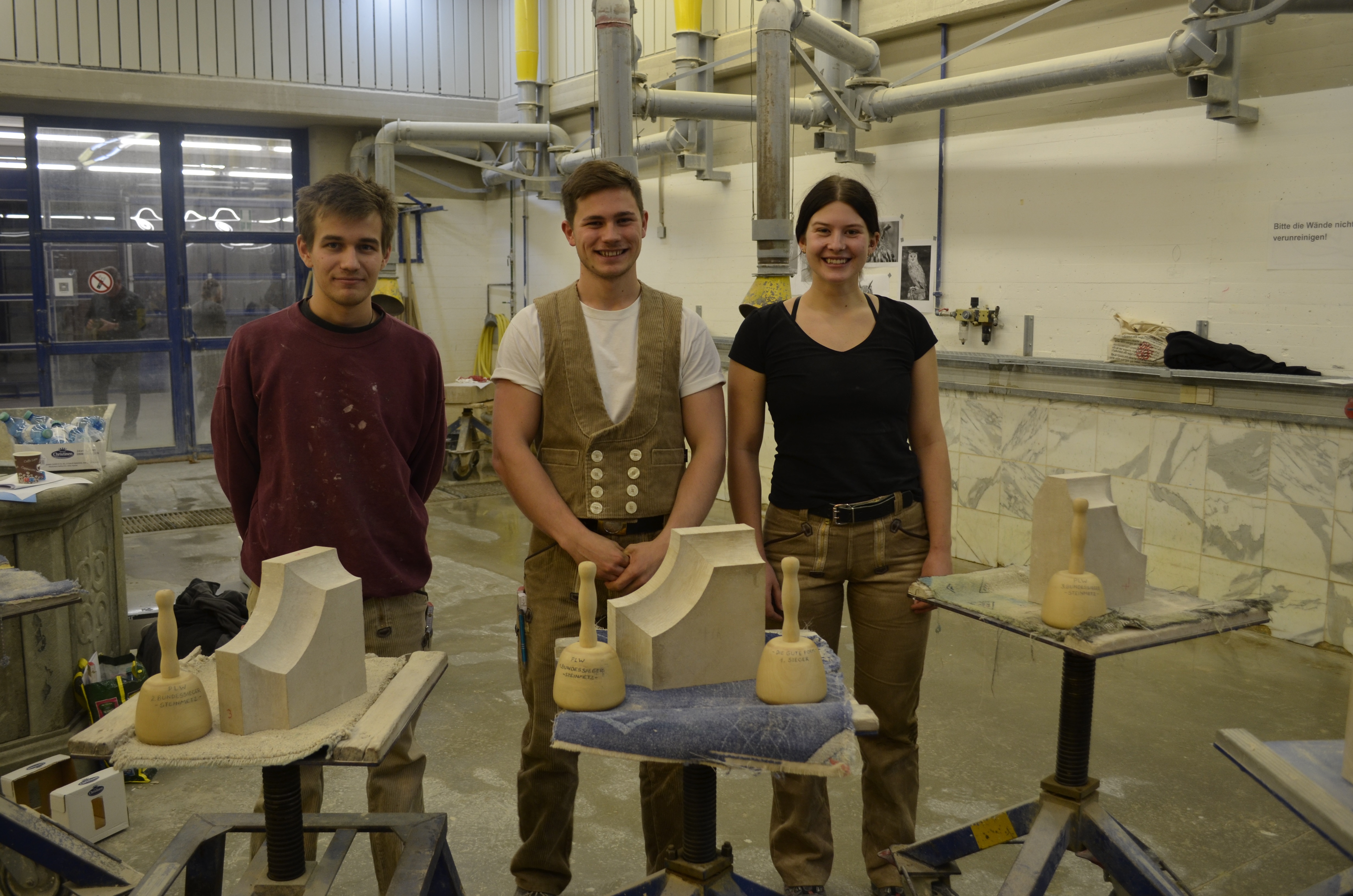 Die drei Erstplatzierten beim PLW der Steinmetze: Erster Bundessieger Roman Peter (M.), zweiter Bundessieger Lennart Grieser (l.), dritte Bundessiegerin Johanna Borwig. Foto: © Berufsbildungswerk des Steinmetz- und Bildhauerhandwerks/Kai Görder