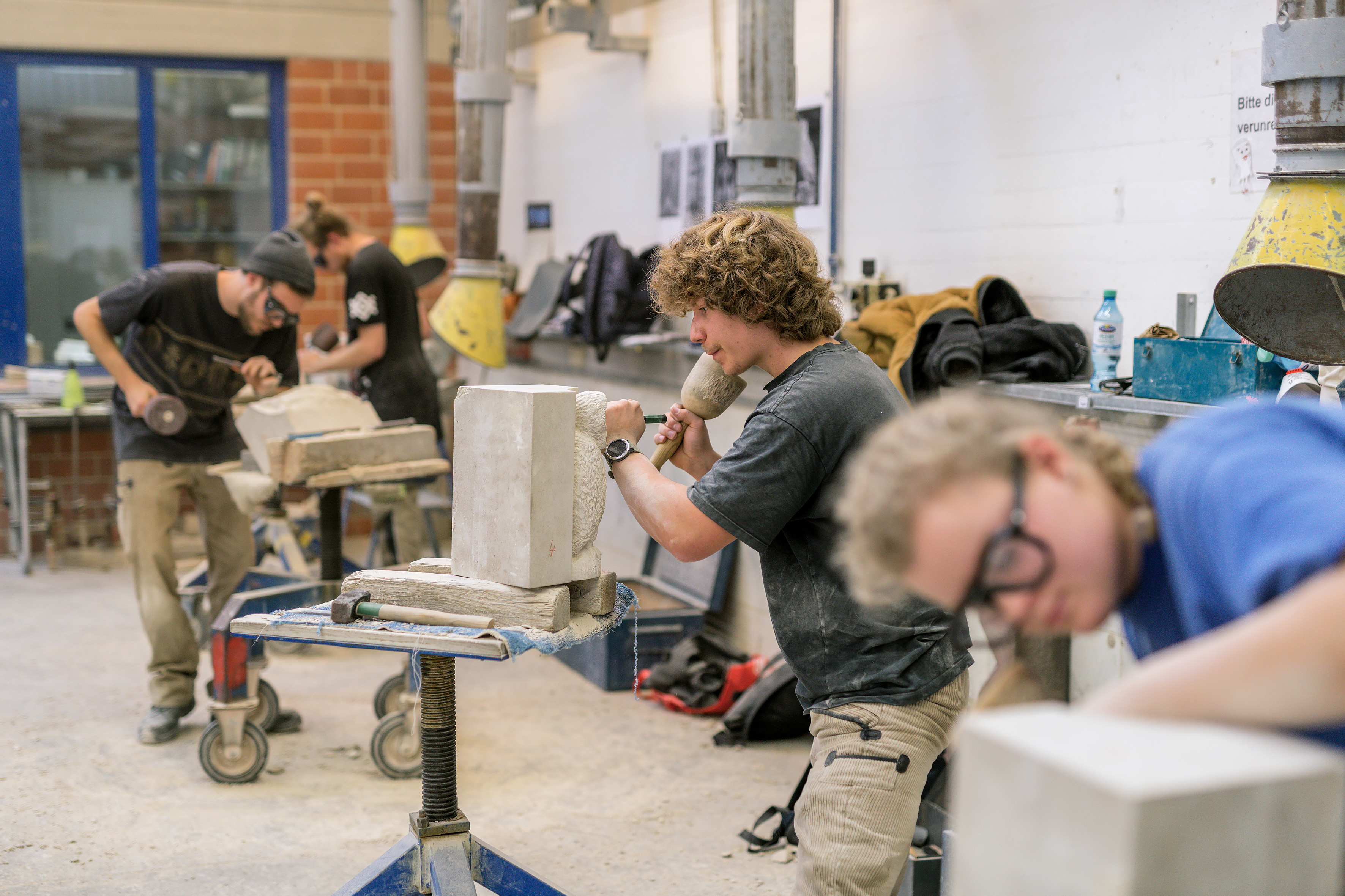 Beim PLW und beim Gestaltungswettbewerb Die gute Form traten die besten Steinmetze und Steinbildhauer in K&ouml;nigslutter gegeneinander an. Bei den Steinbildhauern konnte sich Lewin Schnell (2. v. r.) beide Titel sichern. Foto: © Berufsbildungswerk des Steinmetz- und Bildhauerhandwerks/Annette Dölger
