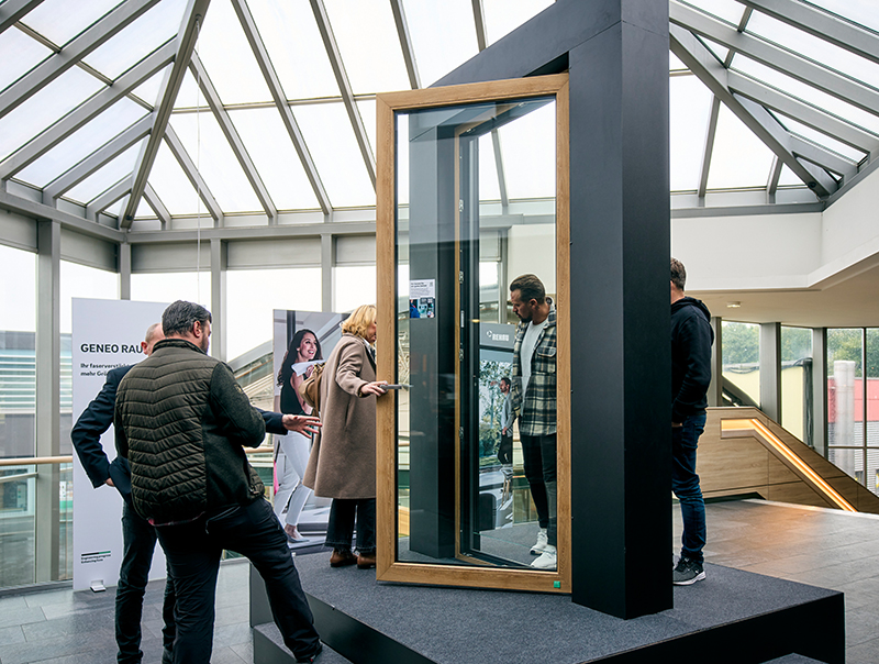 Anfassen und Ausprobieren erwünscht: Begeistert nutzten die Teilnehmer die Möglichkeit, Innovationen wie die neue Window.ID, Synego Slide oder das Fenstersystem Geneo mit der Absturzsicherung Skyforce live auszuprobieren. Foto: © Rehau AG + Co