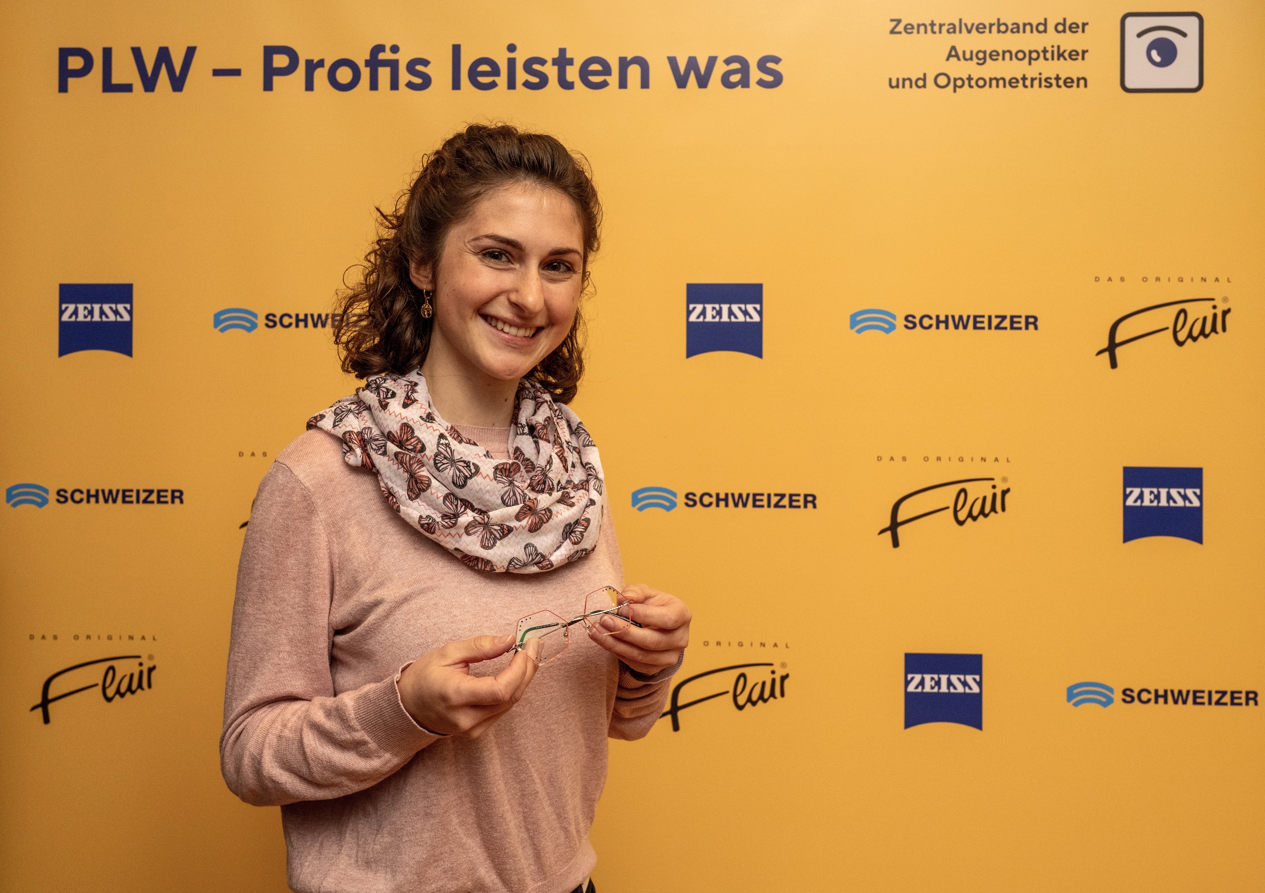 Erste Bundessieger beim PLW 2021 der Augenoptiker: Anita Mende aus Thüringen Foto: © ZVA / Frank Sonnenberg Erste Bundessieger beim PLW 2021 der Augenoptiker: Anita Mende aus Thüringen Foto: © ZVA / Frank Sonnenberg