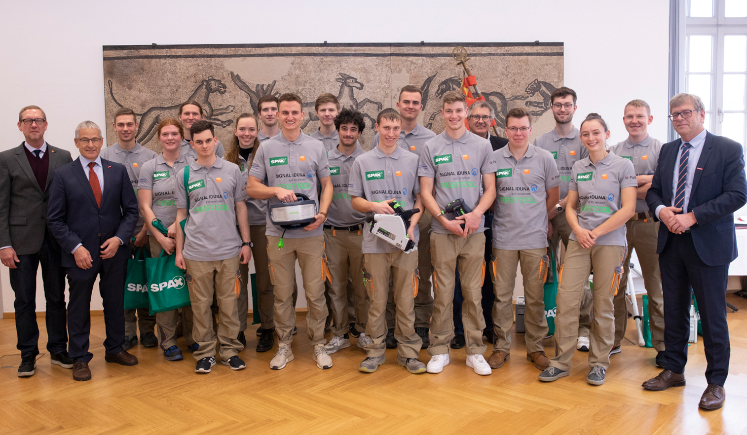 Die 16 Teilnehmerinnen und Teilnehmer am PLW 2021 der Tischler und Schreiner Foto: © TSD/art-pix.com
