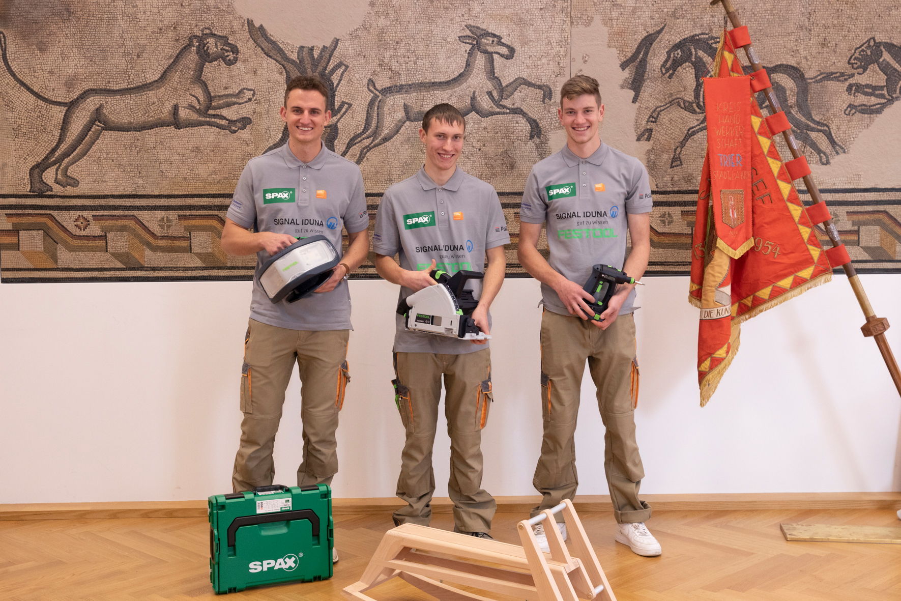 Erster Bundessieger beim Leistungswettbewerb der Tischler und Schreiner wurde Lutz K&ouml;nig (M.). Den zweiten Platz beim PLW 2021 belegte Felix Wilhelm (l.). Auf den dritten Platz kam Marcel Bader. Foto: © TSD/art-pix.com