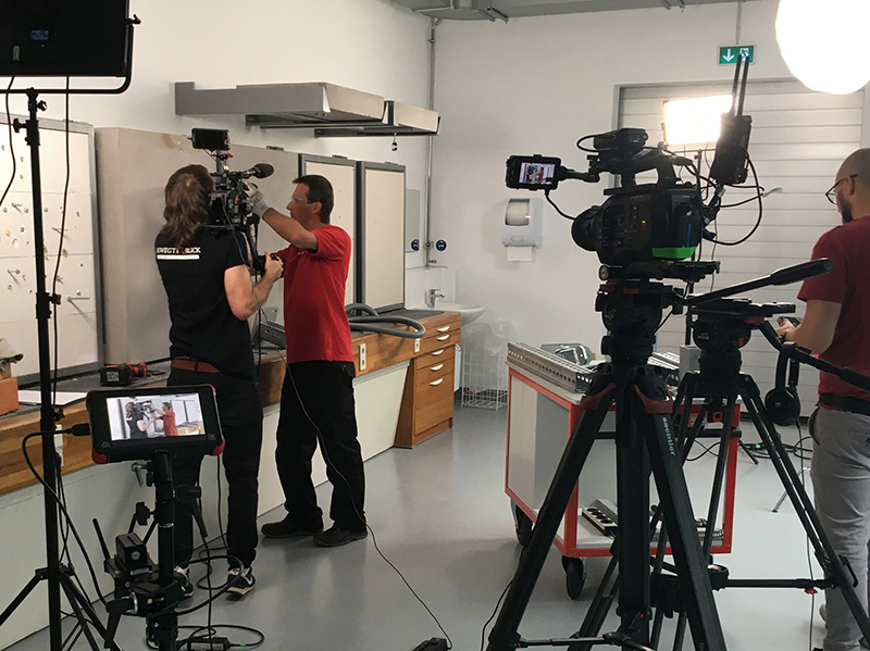 Heimliche Helden werden sichtbar: Normalerweise findet die Arbeit professioneller Anwender nicht im Zentrum der breiten öffentlichen Wahrnehmung statt. fischer holt die Festmacher vor die Kamera und portraitiert sie in ihrem Umfeld und Arbeitsalltag – ausgestrahlt in dem YouTube-Format inFESTigativ. Foto: © fischer