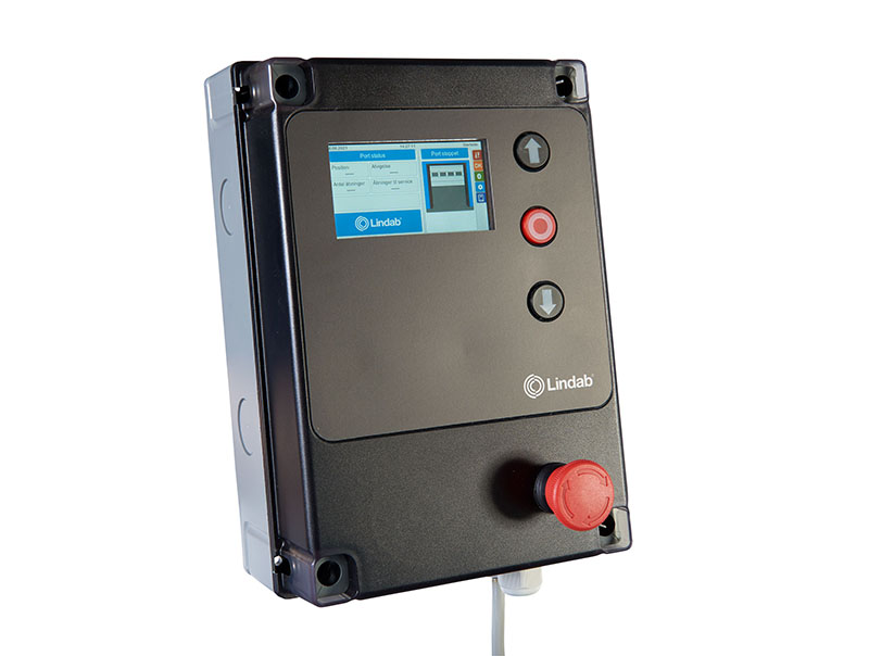 Das Steuerungsmodul verfügt unter anderem über ein grafisches Farbdisplay, einen Notstopp-Schalter sowie optional über einen Soft Start/Stopp. Foto: © Lindab