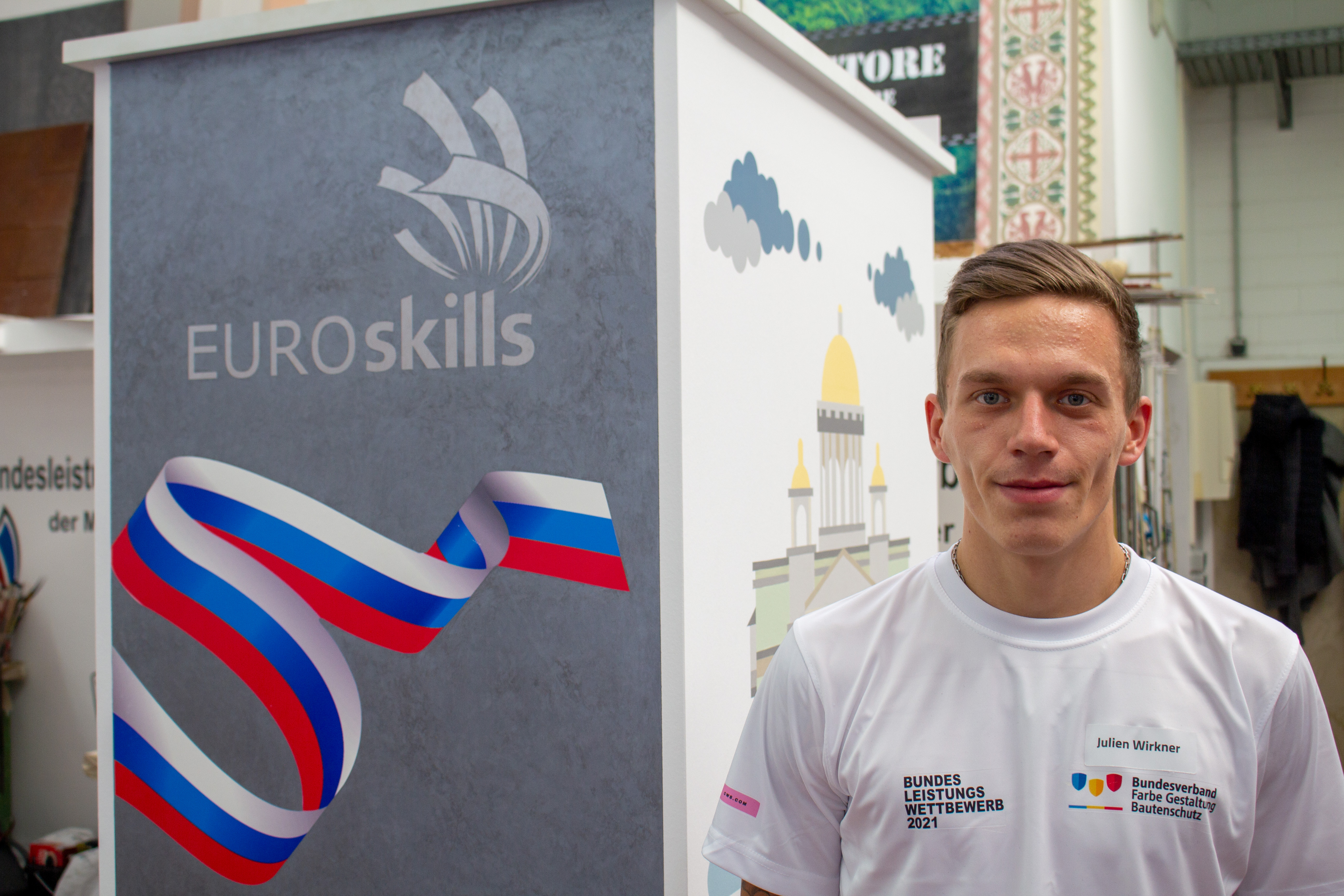 Erster Bundessieger beim Leistungswettbewerb der Tischler und Schreiner wurde Lutz K&ouml;nig (M.). Den zweiten Platz beim PLW 2021 belegte Felix Wilhelm (l.). Auf den dritten Platz kam Marcel Bader. Foto: © Bundesverband Farbe Gestaltung Bautenschutz/Christian Müller