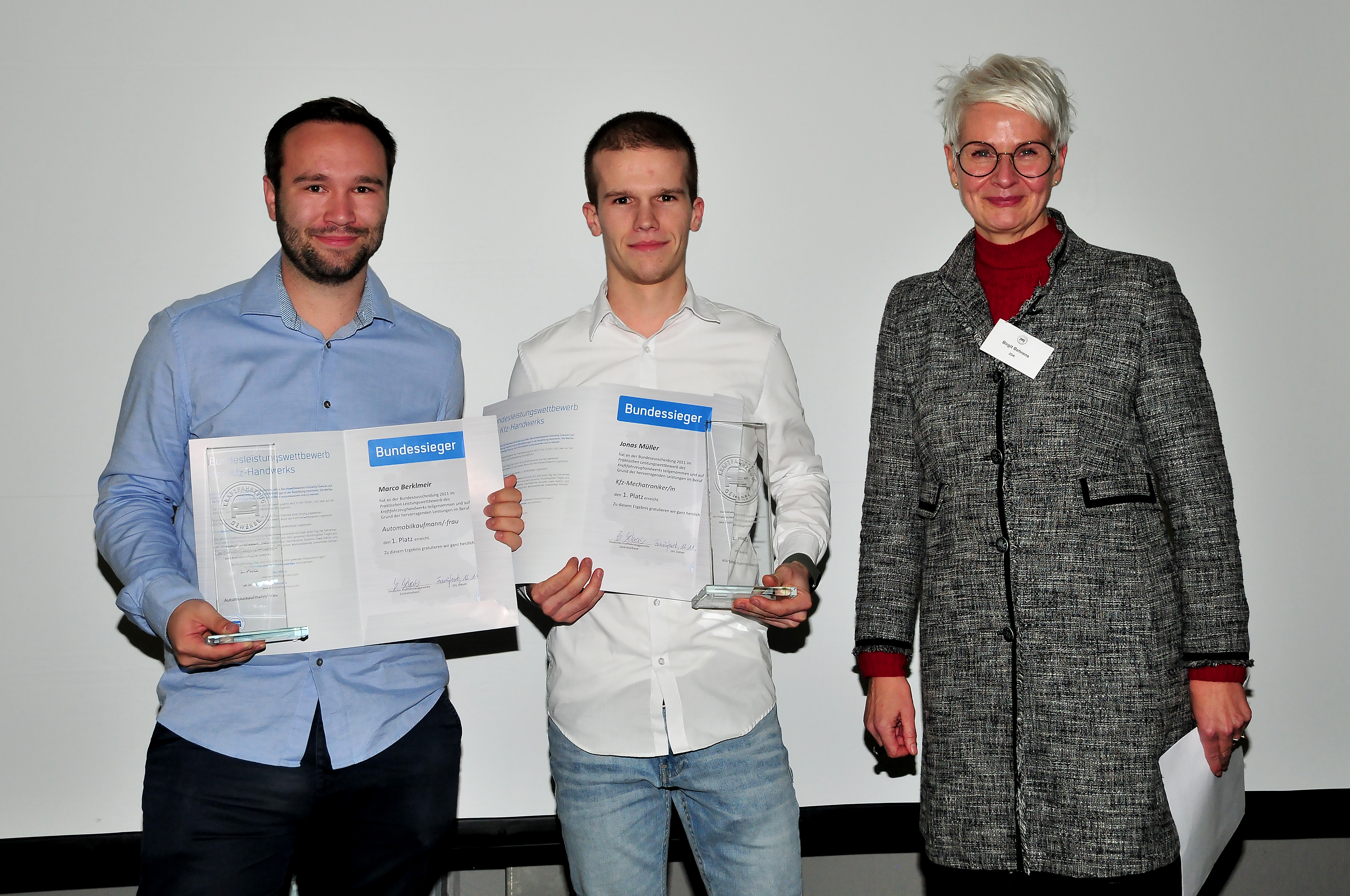 Erster Bundessieger beim Bundesleistungswettbewerb der Autokaufleute wurde Marco Berklmeir (l.). Den PLW-Sieg bei den Kfz-Mechatronikern holte Jonas M&uuml;ller (M.). ZDK-Gesch&auml;ftsf&uuml;hrerin Birgit Behrens war begeistert vom Niveau der Leistungen. Ich finde es immer wieder toll, wie stark die Kandidaten in ihren Berufen sind. Foto: © Schmidt/autoFACHMANN