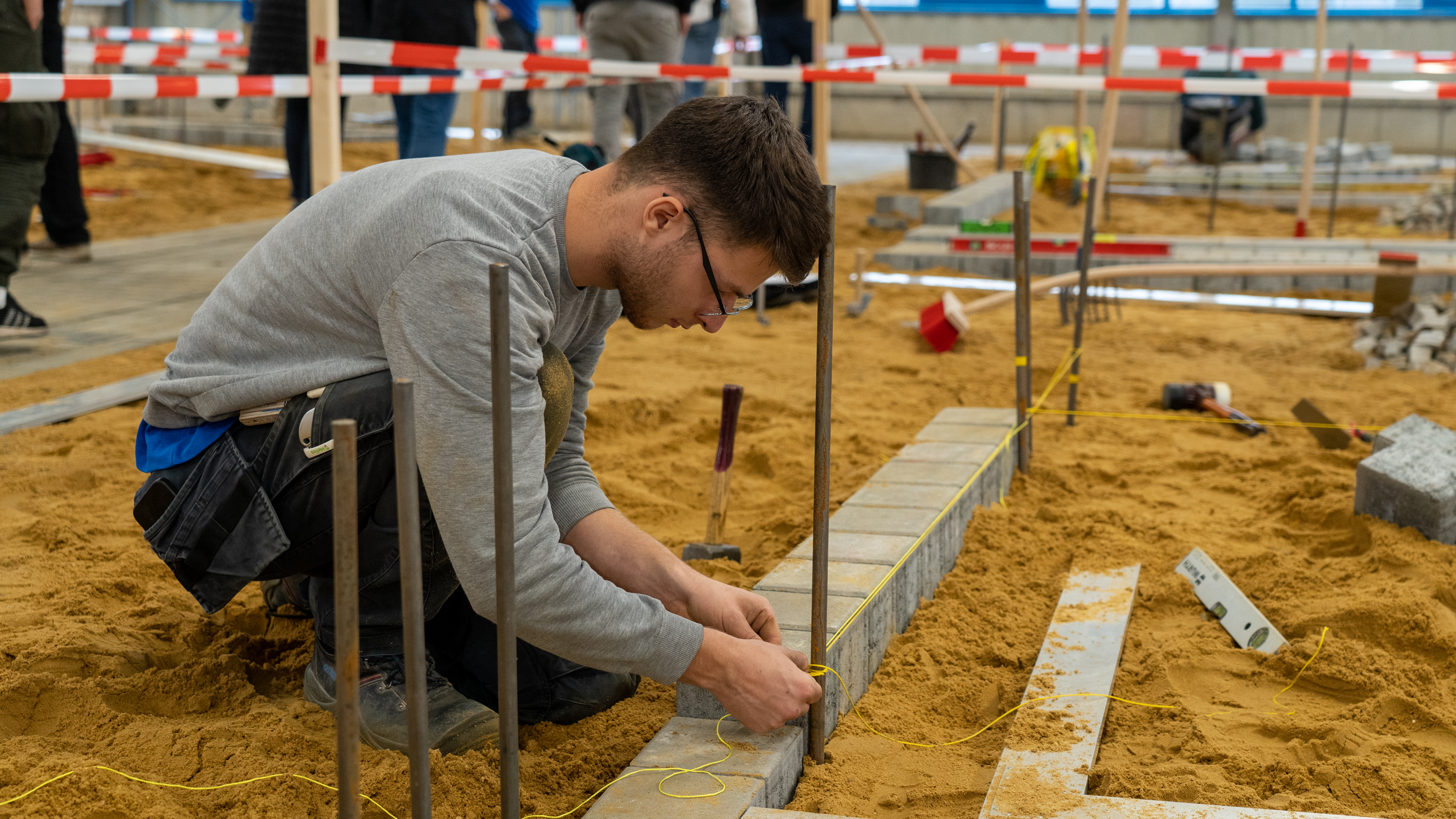 Hochkonzentriert arbeitete Max Sondermann die Aufgaben beim Bundesleistungswettbewerb der Stra&szlig;enbauer ab. Am Ende konnte er sich &uuml;ber die Goldmedaille bei den Deutschen Meisterschaften der Bauberufe in Erfurt freuen. Foto: © ZDB/Petra Reidel