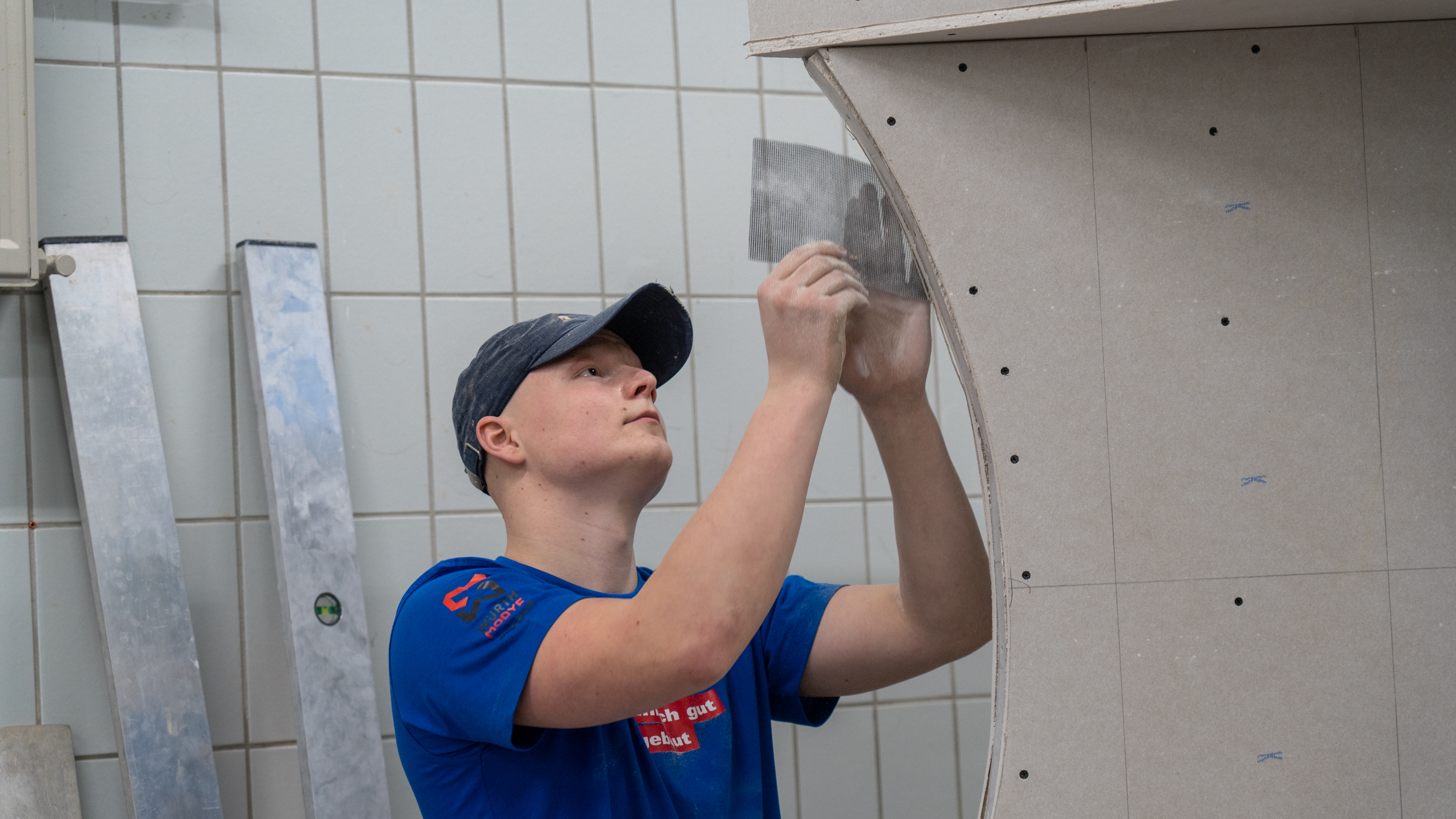 Stuckateur Marius Buchholz aus Baden- W&uuml;rttemberg holte die Goldmedaille bei den Deutschen Meistermeisterschaften der Bauberufe in Erfurt. Foto: © ZDB/Petra Reidel
