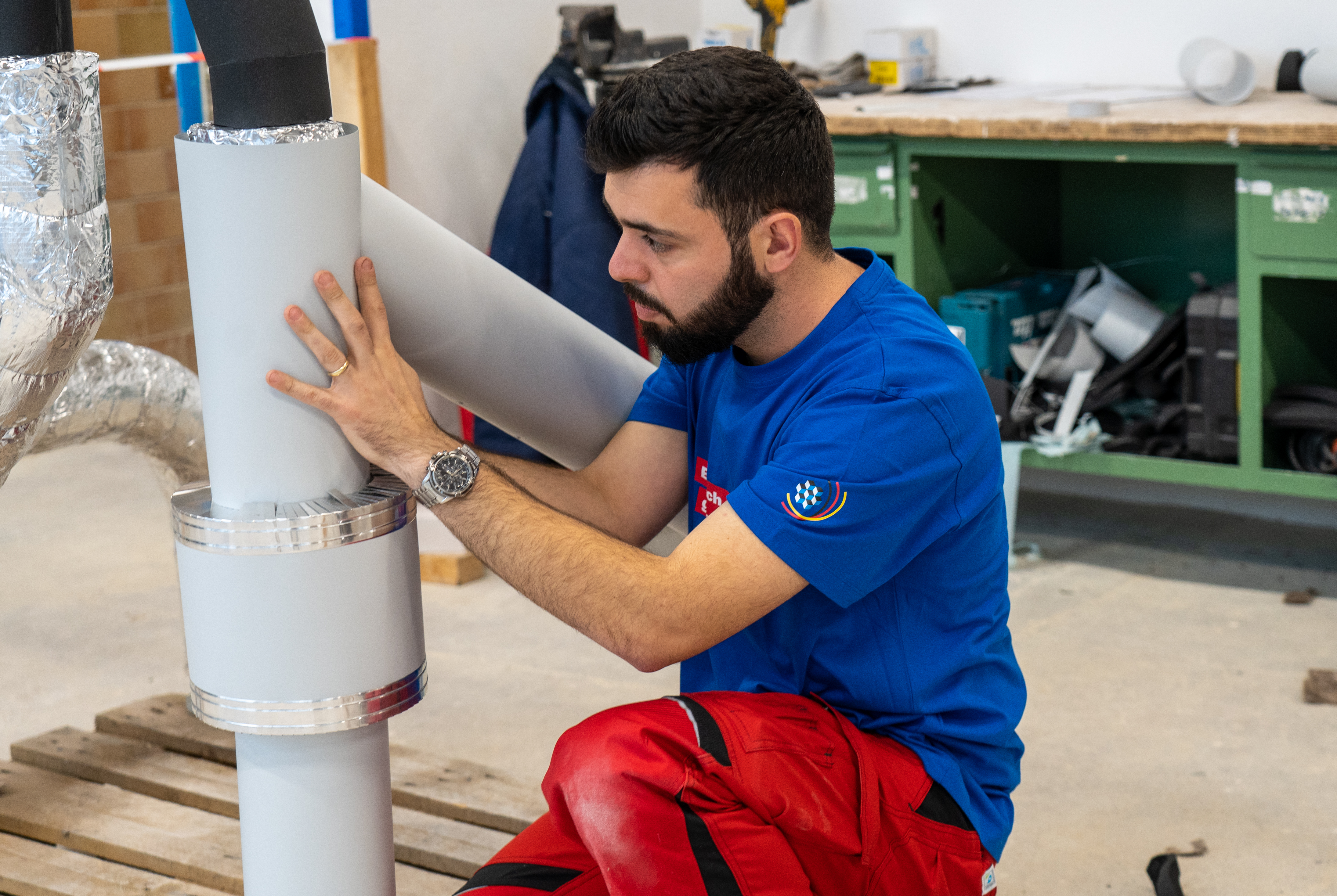 Kastriot Loshaj aus Bayern ist Deutschlands bester W&auml;rme-, K&auml;lte- und Schallschutzisolierer 2021. Beim Bundesleistungswettbewerb der Bauberufe in Erfurt gewann er die Goldmedaille. Foto: © ZDB/Petra Reidel