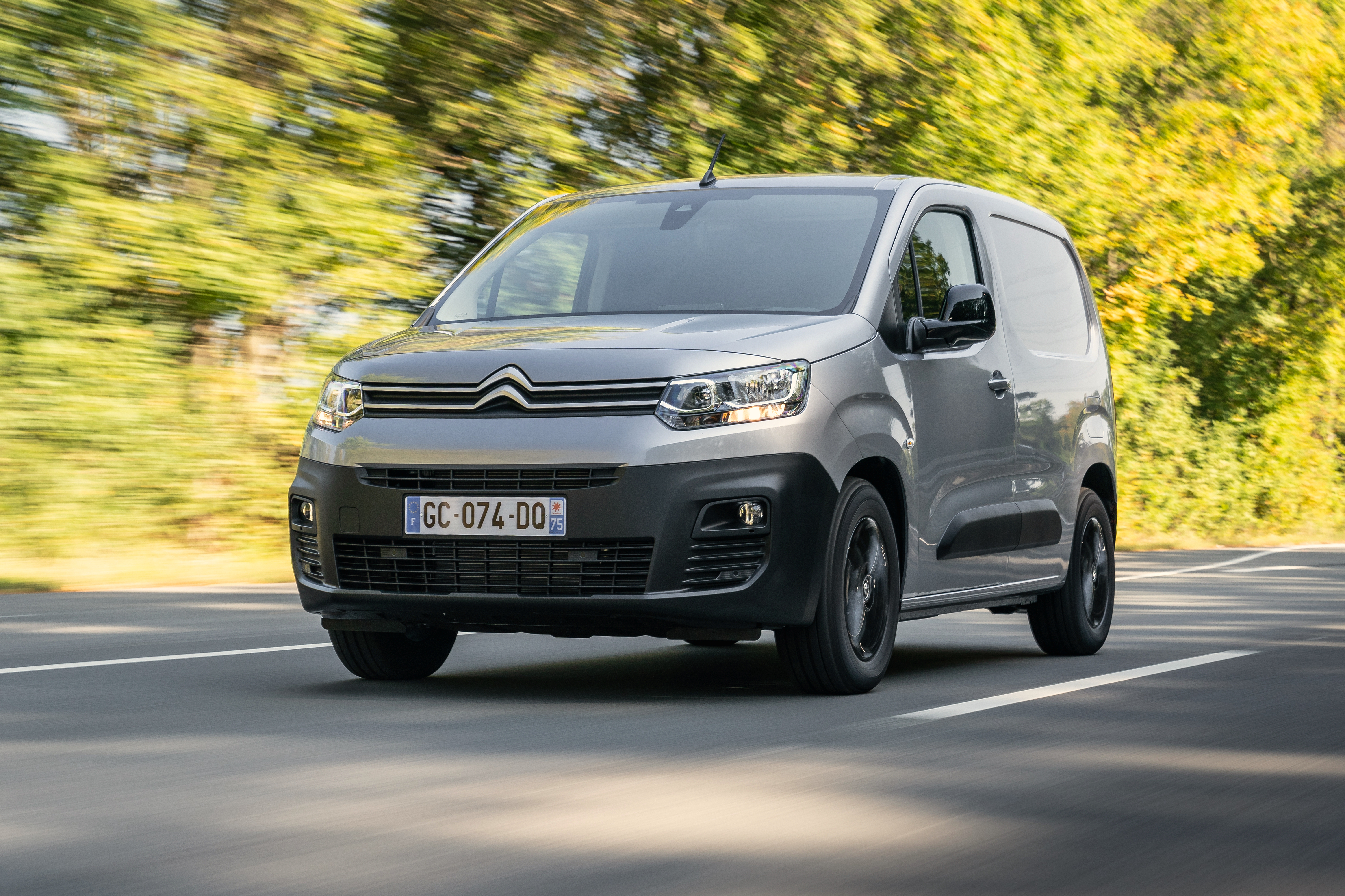 Mit dem Doppelwinkel als Markenlogo: der Citroën Berlingo-e Foto: © Citroën