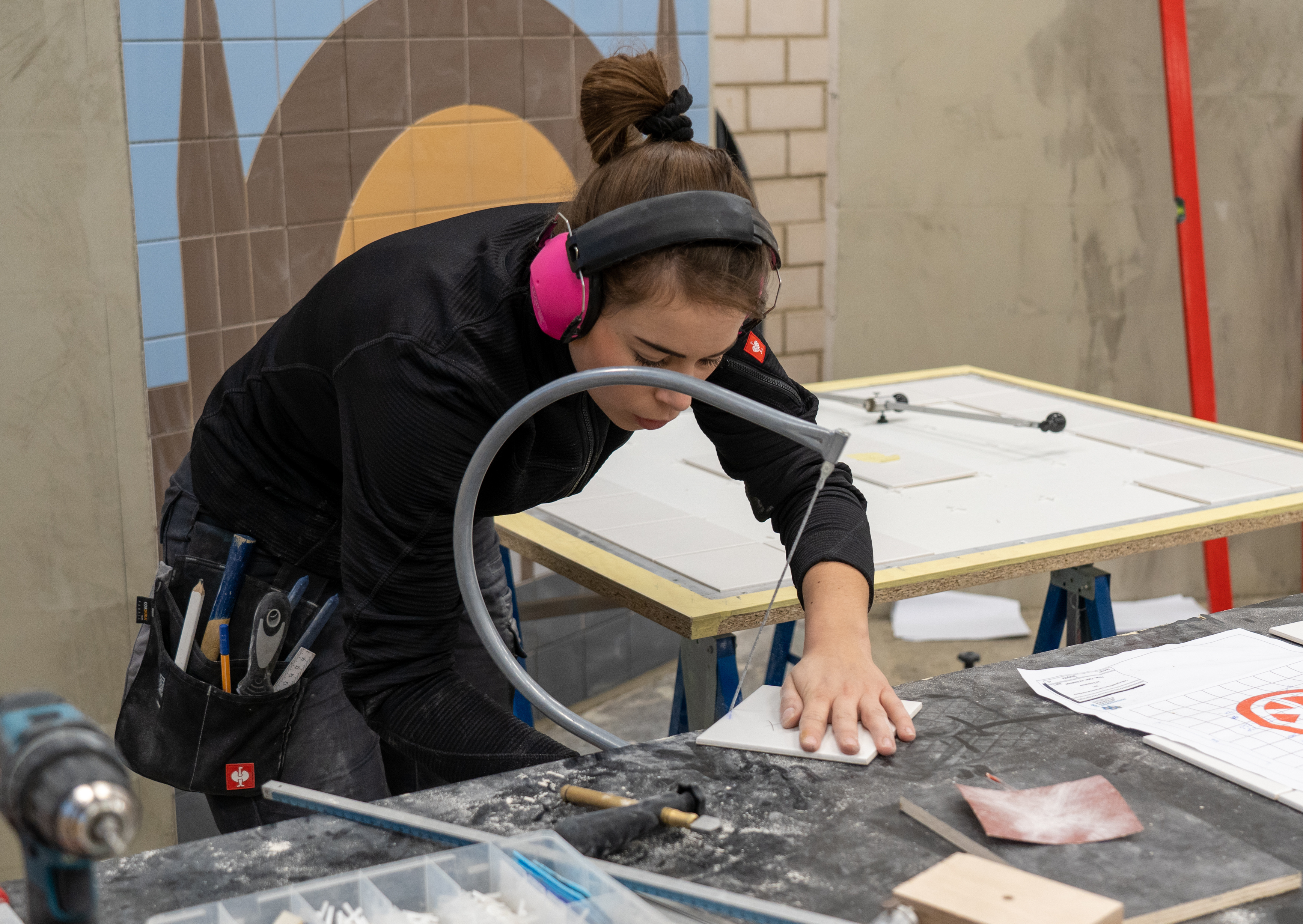 Die vielf&auml;ltigen Aufgaben beim Bundesleistungswettbewerb der Fliesen-, Plattenund Mosaikleger hat Anne-Kathrin Heidrich am besten gemeistert. Sie wurde erste Bundessiegerin beim PLW der Bauberufe 2021. Foto: © ZDB/Petra Reidel