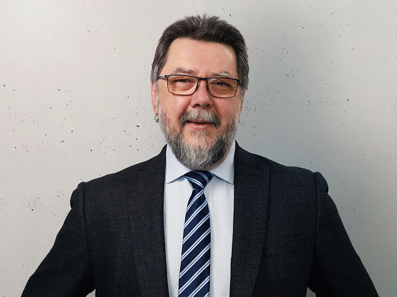  Jörg Lenz, Produktmanager Technoform: Die Wahl des Warme Kante-Systems sollte sich in erster Linie daran orientieren, was den größtmöglichen Mehrwert für den Endverbraucher schafft. Hier sind Qualität und Langlebigkeit der Warmen Kante entscheidende Faktoren. Die Kosten spielen ebenfalls eine wichtige Rolle, sollten jedoch stets der Qualität folgen, nicht umgekehrt. Foto: © Technoform