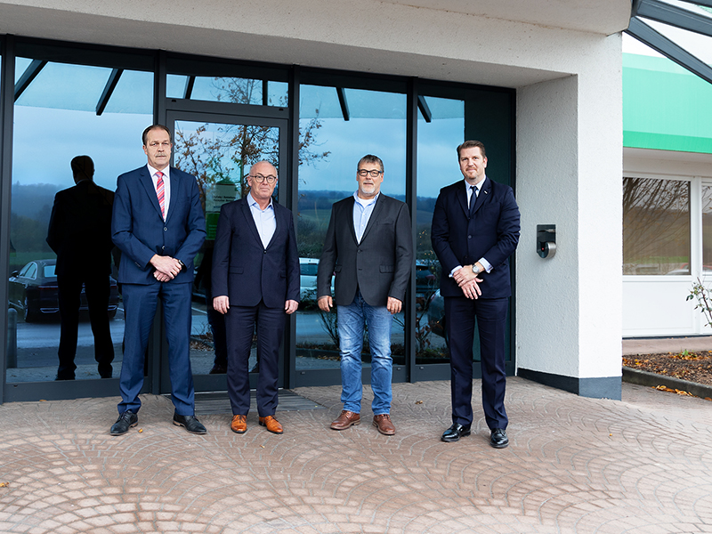 Um die Strukturen der Hegla auch unterhalb der Geschäftsführung an das Wachstum anzupassen, wurden zwei leitende Mitarbeiter mit Prokura ausgestattet: Josef Kusserow (Leiter Produktion / 2.v.r.) und Georg Dressler (Leiter strategischer Einkauf 2.v.l.) sind ab sofort vertretungsberechtigt für den Hegla Standort in Beverungen. Ebenfalls im Bild die Mitglieder der Geschäftsführung, Bernhard Hötger (l.) und Jochen H. Hesselbach. Foto: © Hegla
