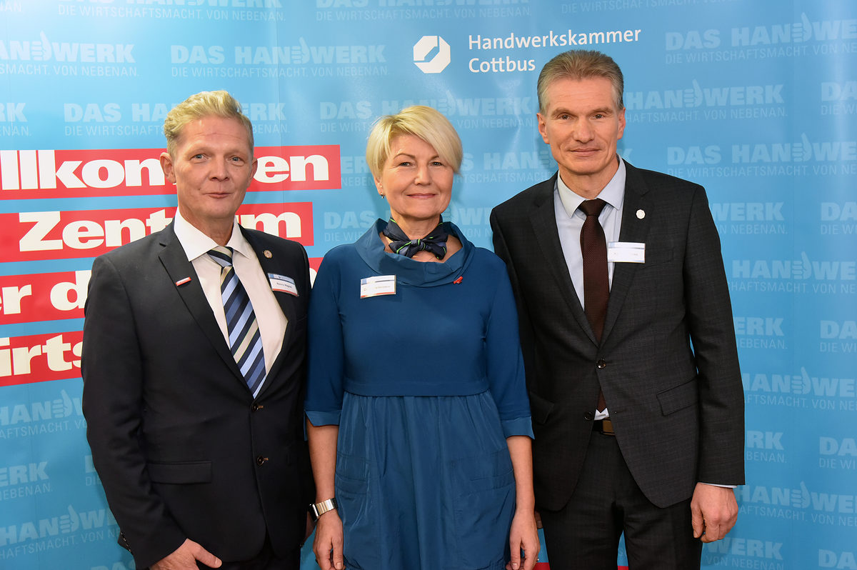 Parkettlegermeister Ronny Wagner (l.) und Kraftfahrzeugtechnikermeister Karsten Drews (r.) mit Corina Reifenstein. Foto: © Marco Thierbach