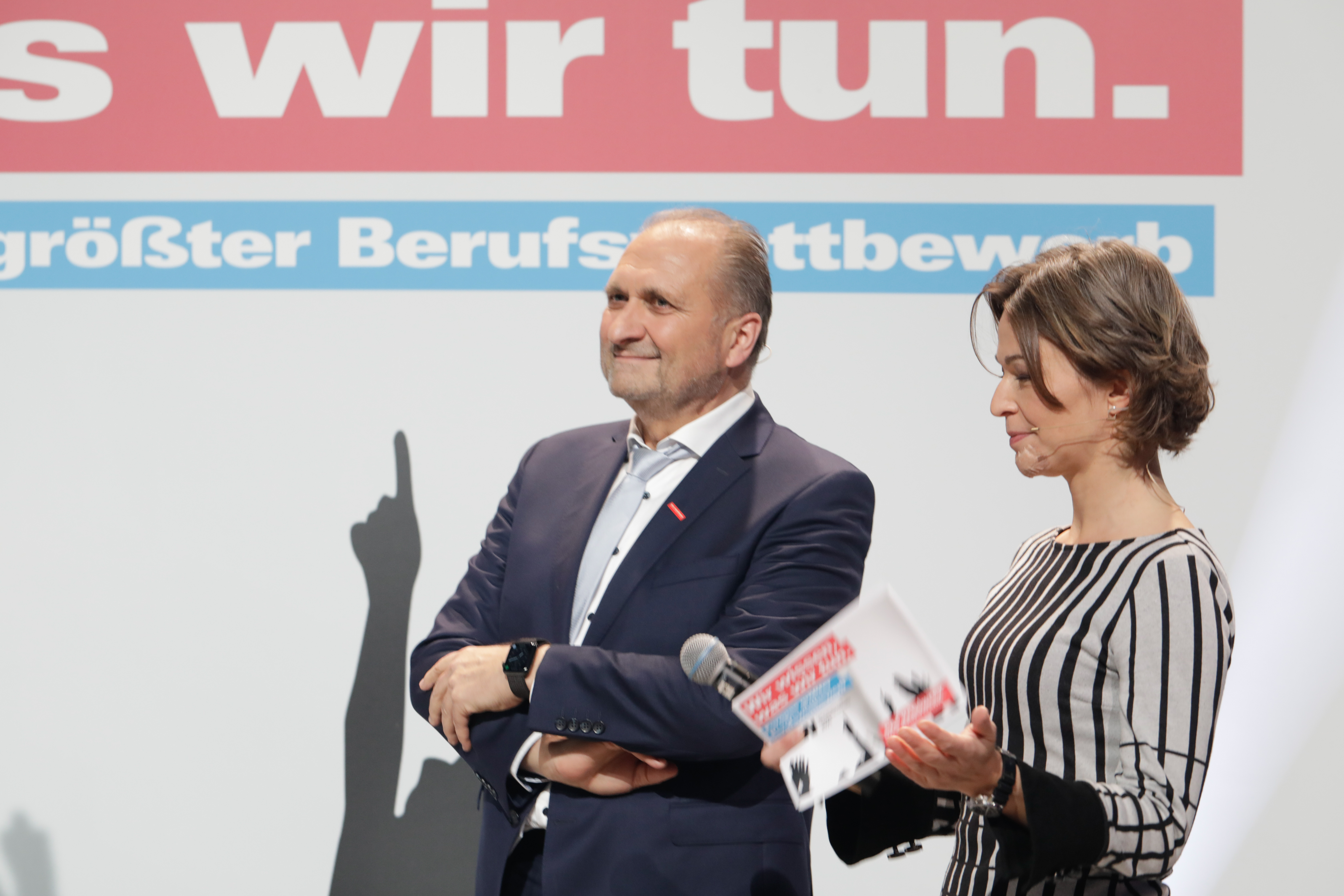 Hans Peter Wollseifer und Moderatorin Anna Planken gratulierten den Gewinnern des Bundesleistungswettbewerbs und des Gestaltungswettbewerbs. Foto: © ZDH/Boris Trenkel/Peter Lorenz
