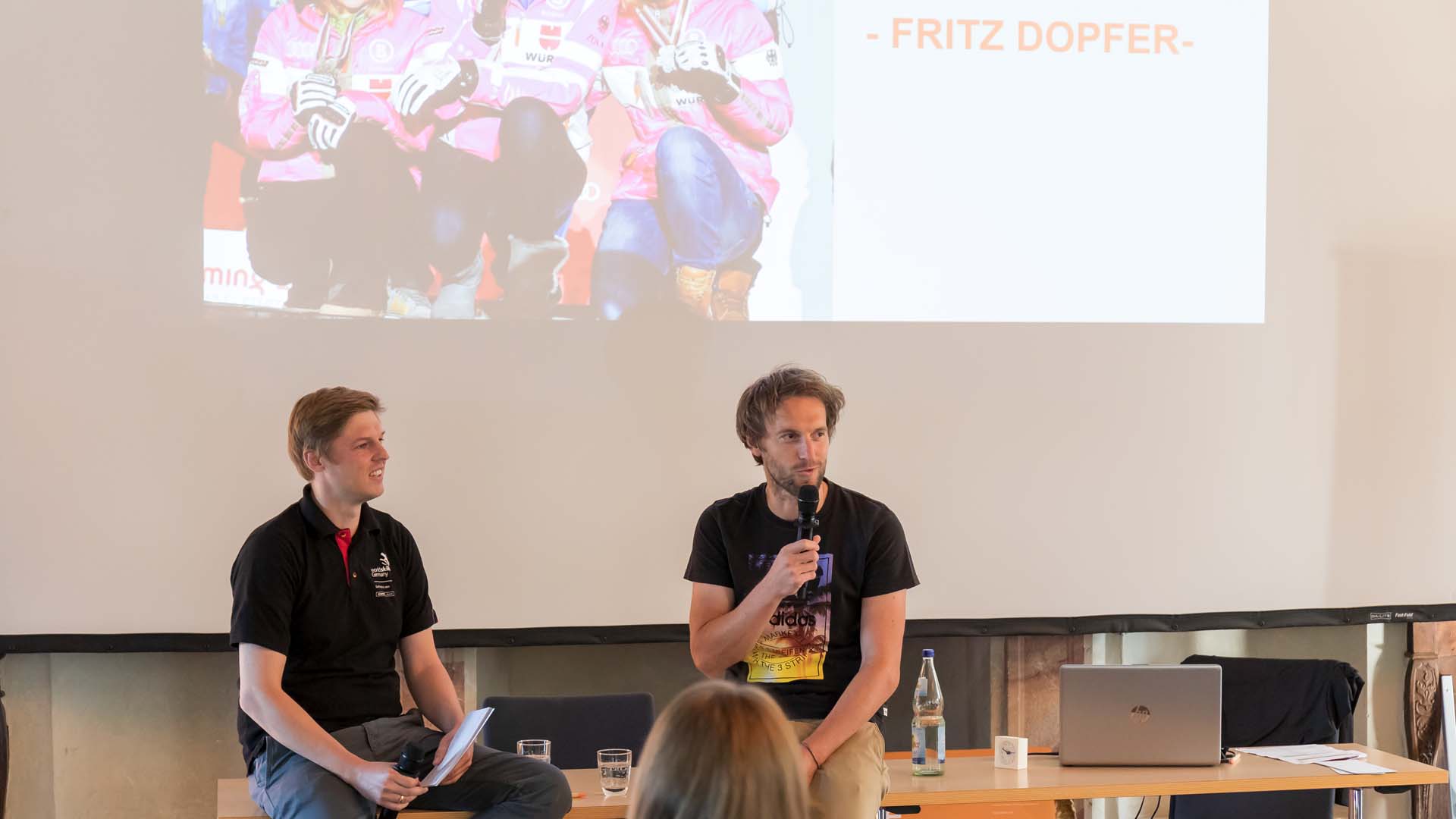 Olympiasieger ist er nicht, dafür aber Vizeweltmeister im Slalom. Alpin-Ass Fritz Dopfer (r.) im Gespräch mit Sportpsychologe Tom Kossak. Foto: © WorldSkills Germany/Frank Erpinar