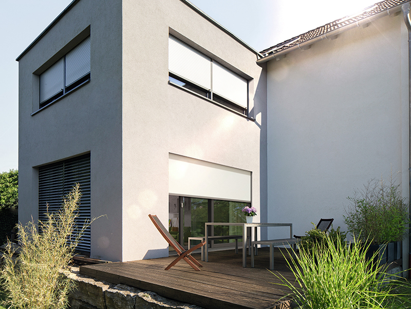 Der förderfähige Sonnenschutz muss sich außen vor einem Fenster oder einer verglasten Tür befinden, verstellbar und motorisch betrieben sein. Foto: © Warema