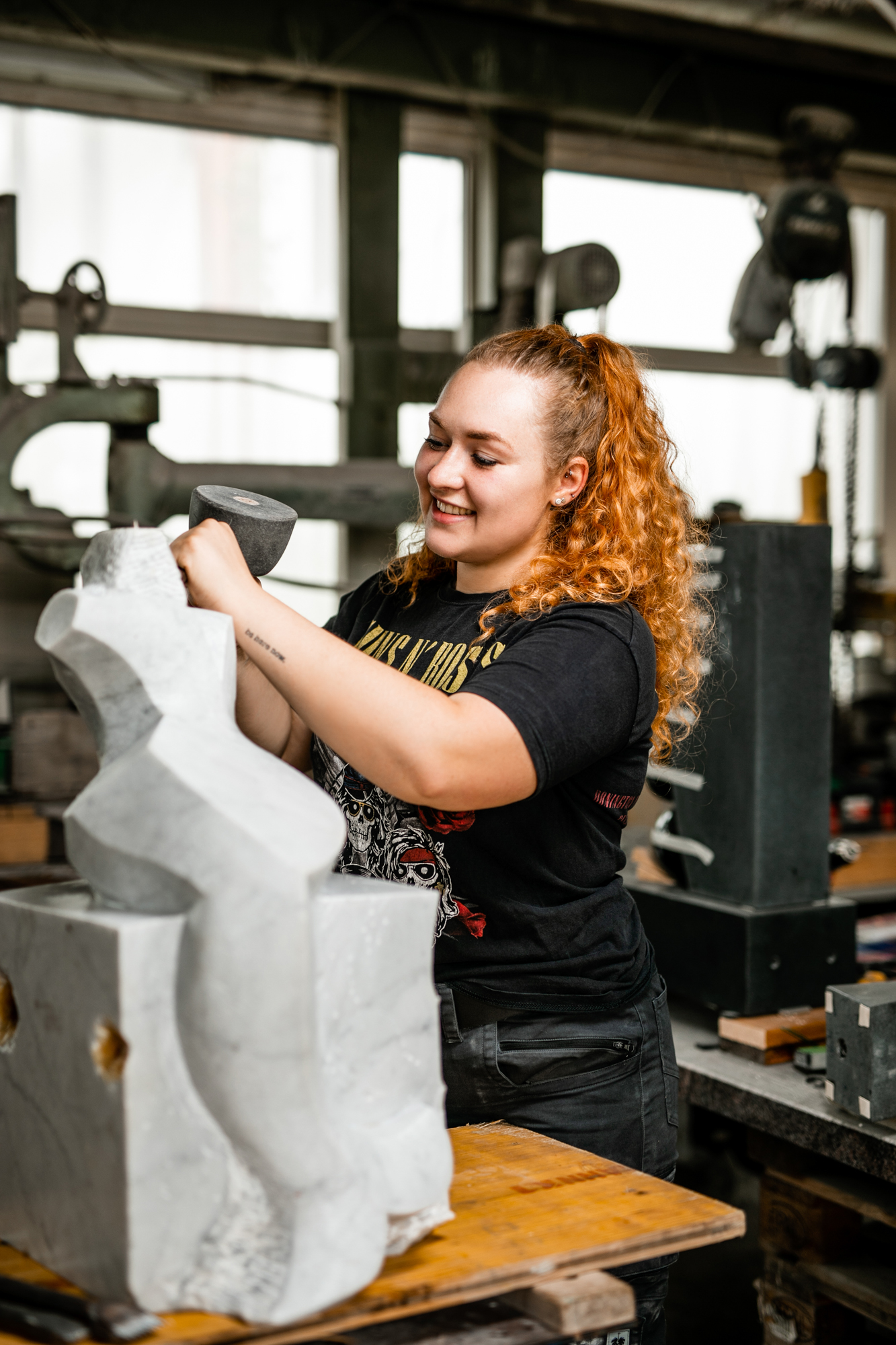 Als Steinbildhauerin erarbeitet Luisa auch freie Figuren. Foto: © privat