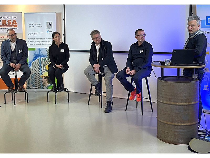 Vertiefung und Diskussion der Vorträge in der anschließenden Podiumsdiskussion mit den Referenten und dem Moderator des Hamburger Architektentages (von links): Oliver Rilling (Somfy), Conny Wurst (Behnisch Architekten), Thorsten Holch (Archimedes Bauträger), Olaf Skov Kunert (3XN) und Moderator Roland Pawlitschko. Foto: © VFF