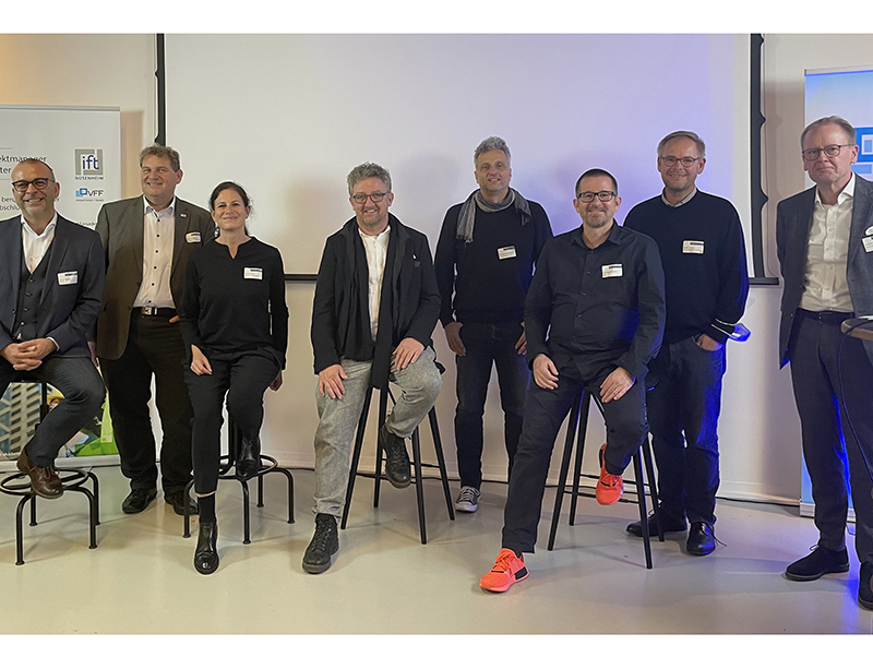 Schlussbild des Architektentages 2021 mit den Veranstaltern, Referenten und dem Moderator (von links): Oliver Rilling, Lars Rippstein (Geschäftsführer IVRSA), Conny Wurst, Thorsten Holch, Roland Pawlitschko, Olaf Skov Kunert, Frank Lange (Geschäftsführer VFF) und Jochen Grönegräs (Geschäftsführer BF). Foto: © VFF