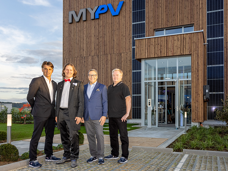 my-PV-Geschäftsführer Markus Gundendorfer, Keynote-Speaker Prof. Timo Leukefeld, my-PVGeschäftsführer Dr. Gerhard Rimpler und my-PVGesellschafter Bernhard Artelsmair (von links nach rechts). Foto: © my-PV GmbH