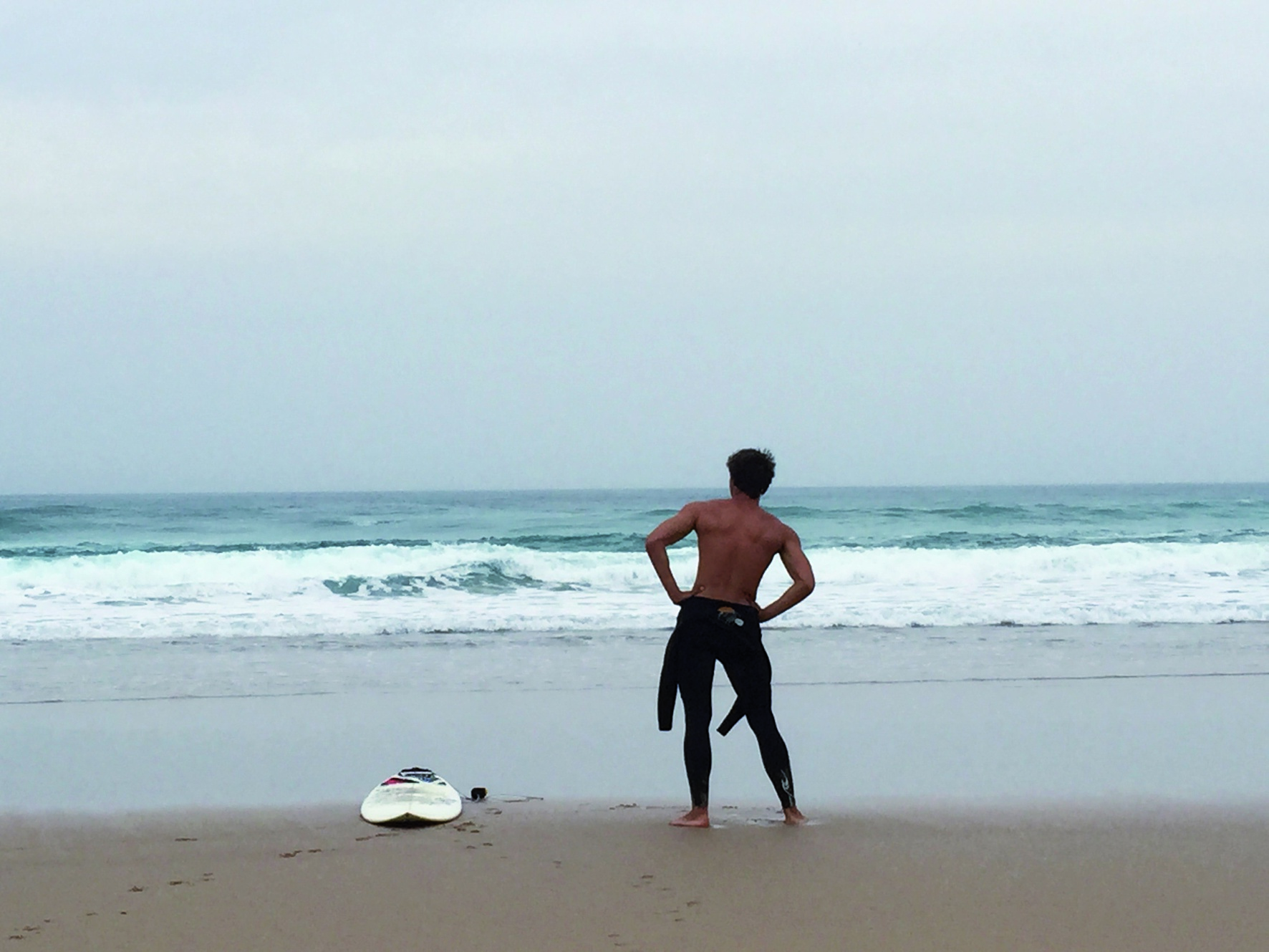 Am 1. Januar ist es in Portugal Brauch, ein kühles Bad im Atlantik zu nehmen. Profis nehmen direkt das Surfboard mit. Foto: © Victor's Portugal Malveira-Guincho