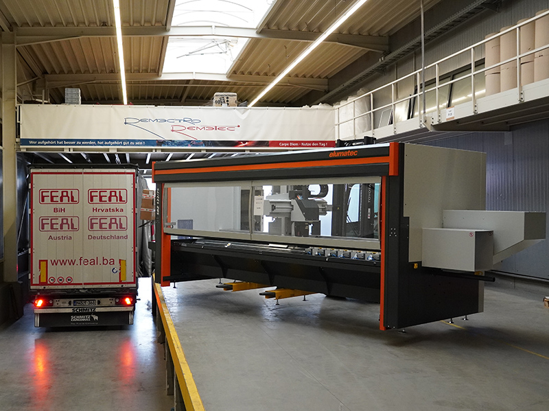 Verladung der Jubiläumsmaschine in den LKW des Kunden. Foto: © elumatec AG, Mühlacker