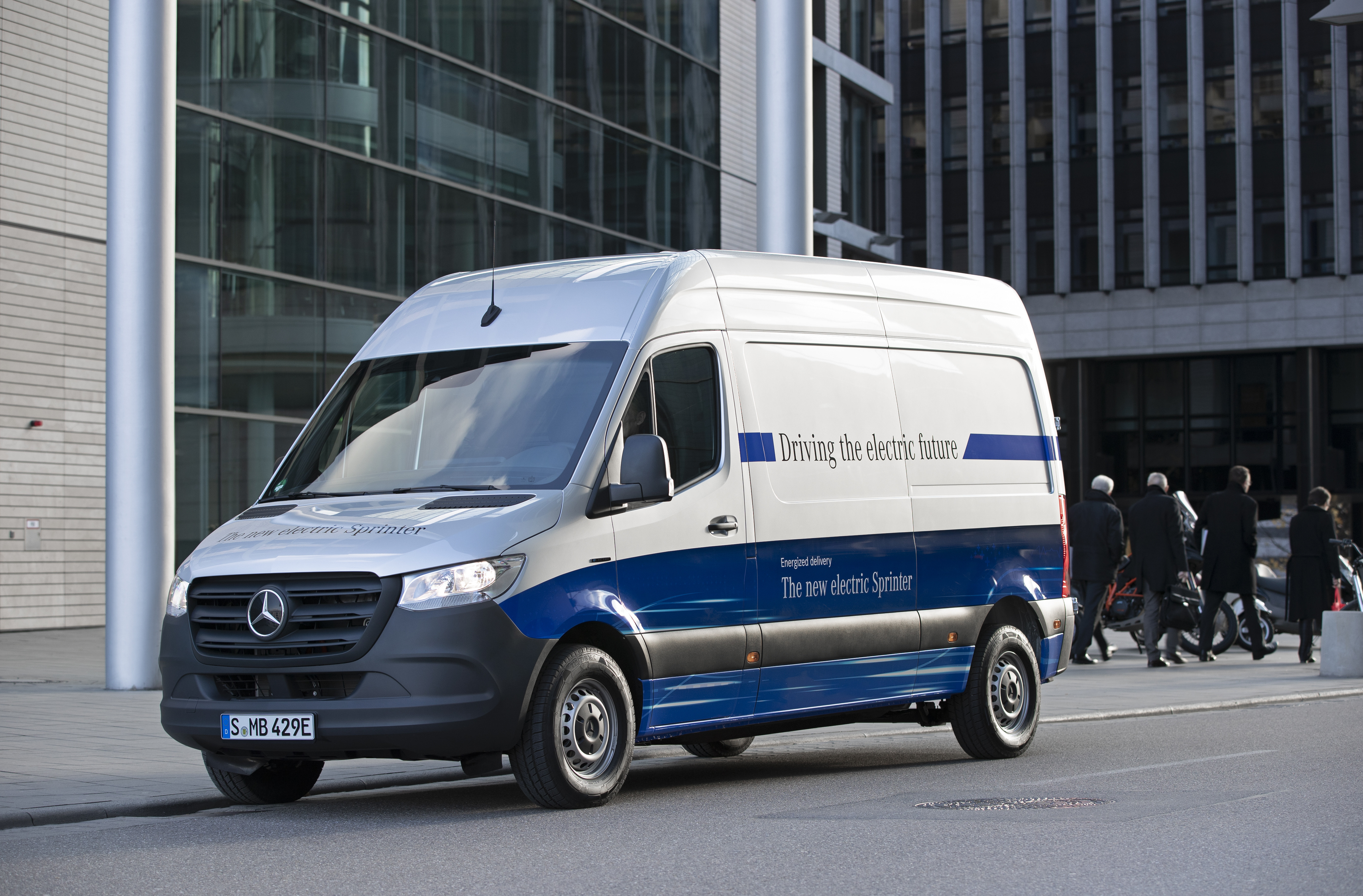 Leise liefern: Der eSprinter bietet bis zu einer Tonne Nutzlast. Foto: © Mercedes Benz