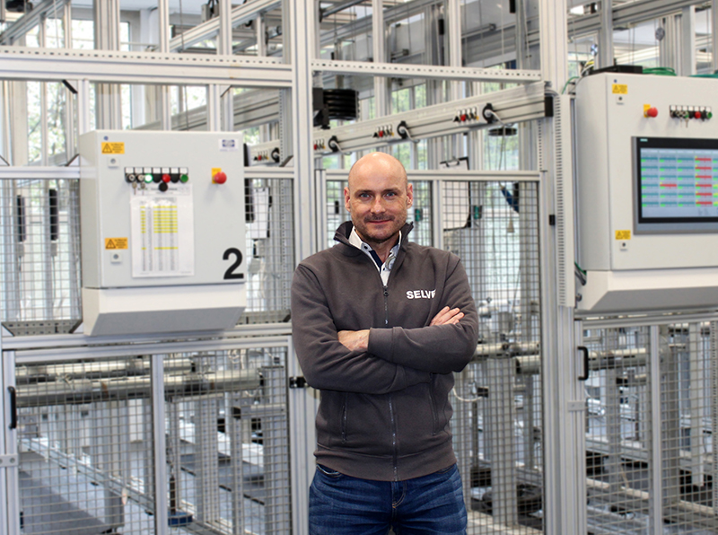 Auch in puncto Qualität wurde die bisherigen Kapazitäten signifikant erhöht: Jörg Altenberg, Leiter der Qualitätssicherung, nahm mit seinem Team ein neues Prüffeld für Antriebe in Betrieb. Foto: © Selve