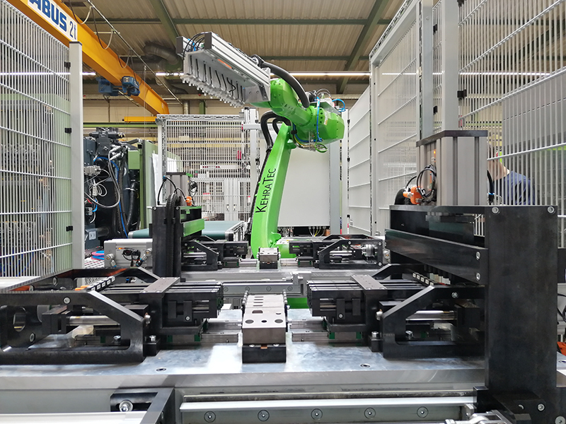 In der eigenen Kunststoffspritzerei fügen sich eine neue Spritzgießmaschine, ein neues Werkzeug für SecuFix und ein innovativer Roboter nebst Verdrück-Vorrichtung (s.h. vorn) zur Einheit zusammen. Foto: © Selve