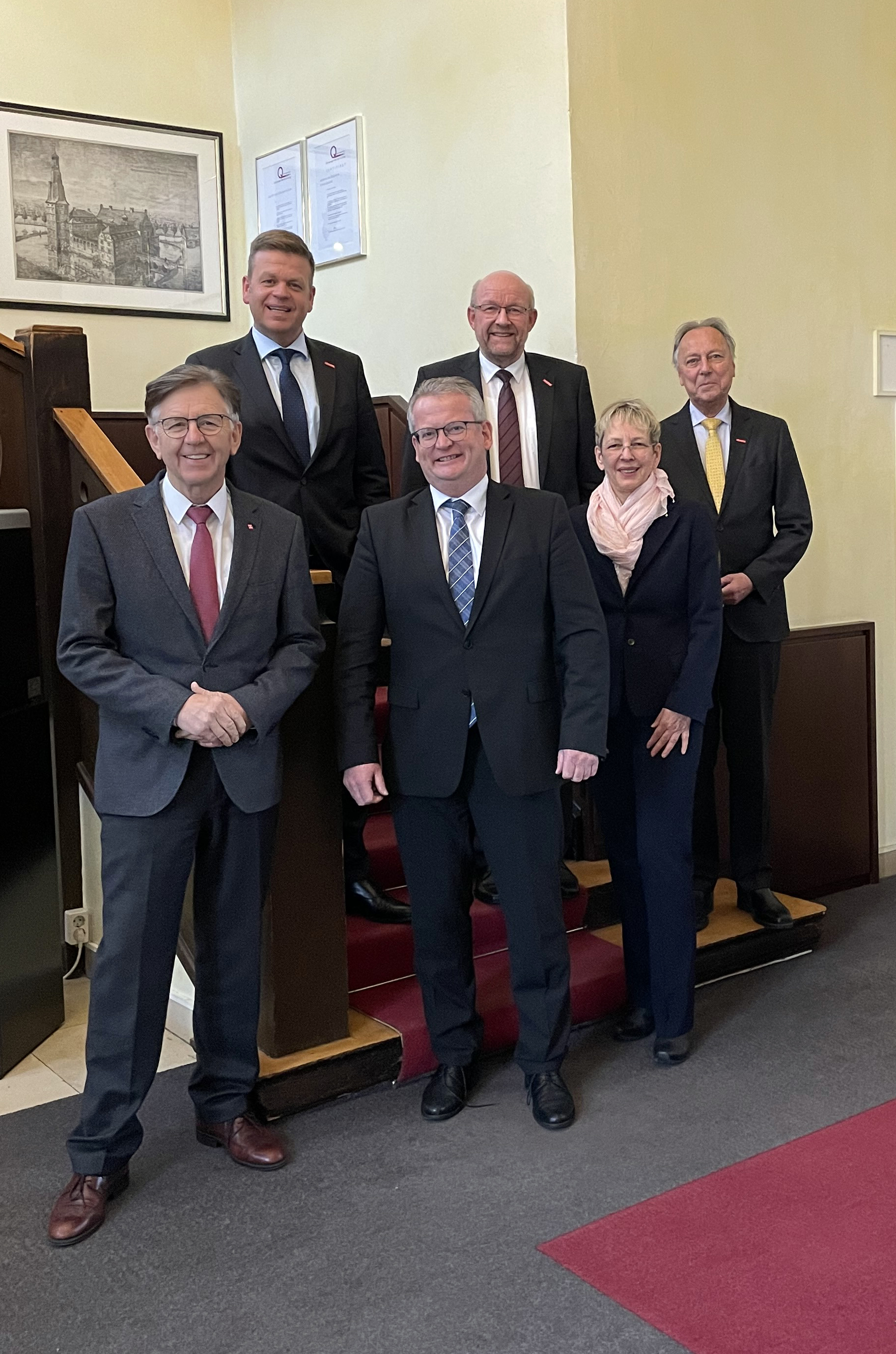 Das Handwerk NRW und die Gemeinde Raesfeld blicken optimistisch nach vorn. Hans Hund, Matthias Heidmeier, Martin Tesing, Berthold Schröder, Ursula Baumeister, Hans-Joachim Hering (v. l.). Foto: © Akademie des Handwerks Schloss Raesfeld