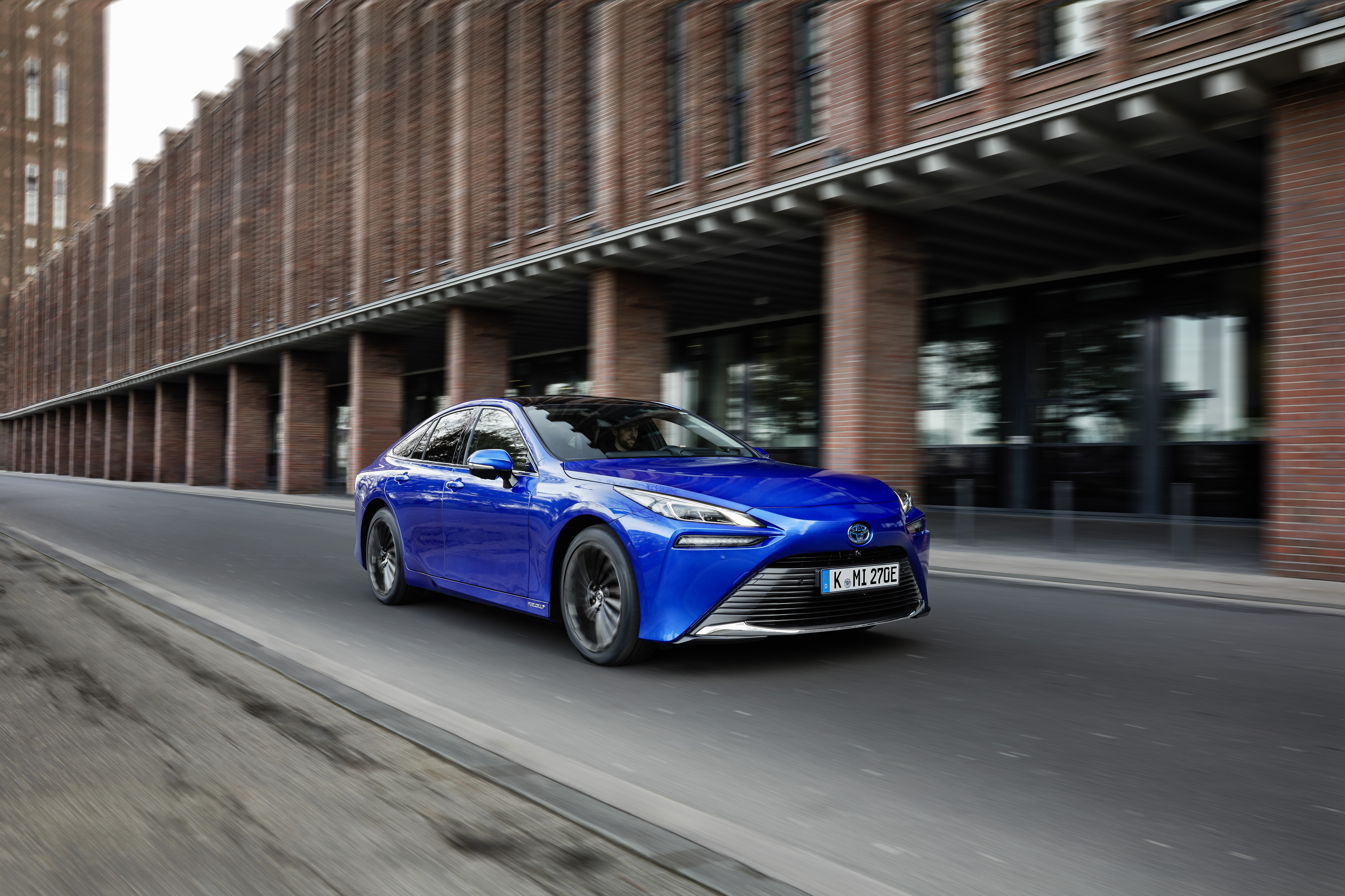 Mit einer Länge von fünf Metern ist der Mirai eine stattliche Erscheinung. Foto: © Toyota Mit einer Länge von fünf Metern ist der Mirai eine stattliche Erscheinung. Foto: © Toyota