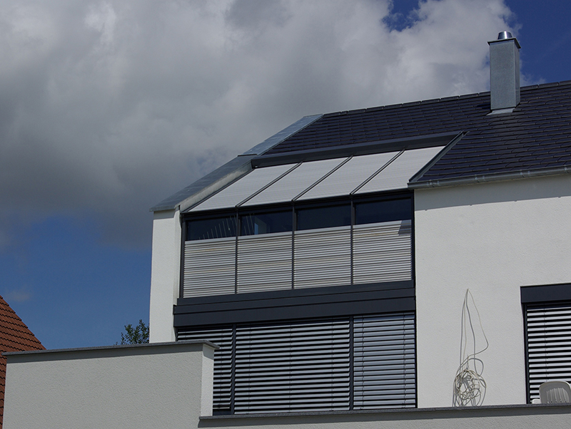 Angenehm temperiert auch ohne Klimaanlage: In vielen Fällen ist eine gute Beschattung eine Alternative. Foto: © Schanz