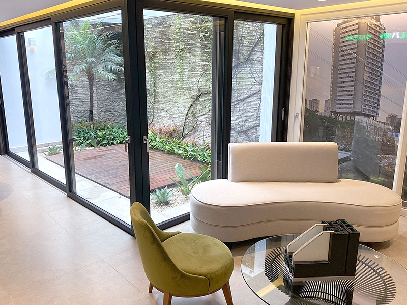 Der Showroom bietet verschiedene Gesprächsecken mit Blick auf große Glasfronten. Foto: © Salamander Industrie-Produkte GmbH