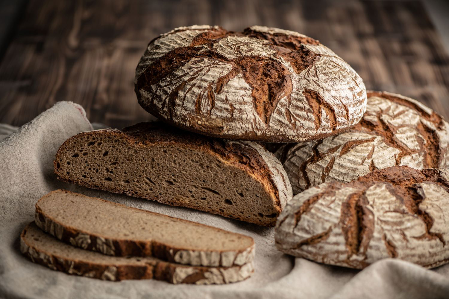 Das Deutsche Brotinstitut prüft jährlich 15.000 Brote und Backwaren. Die besten werden mit der Note sehr gut ausgezeichnet. Entscheidend ist dabei, ob Kruste, Krume und der Geschmack herausragend sind. Foto: © Zentralverband des Deutschen Bäckerhandwerks e.V.