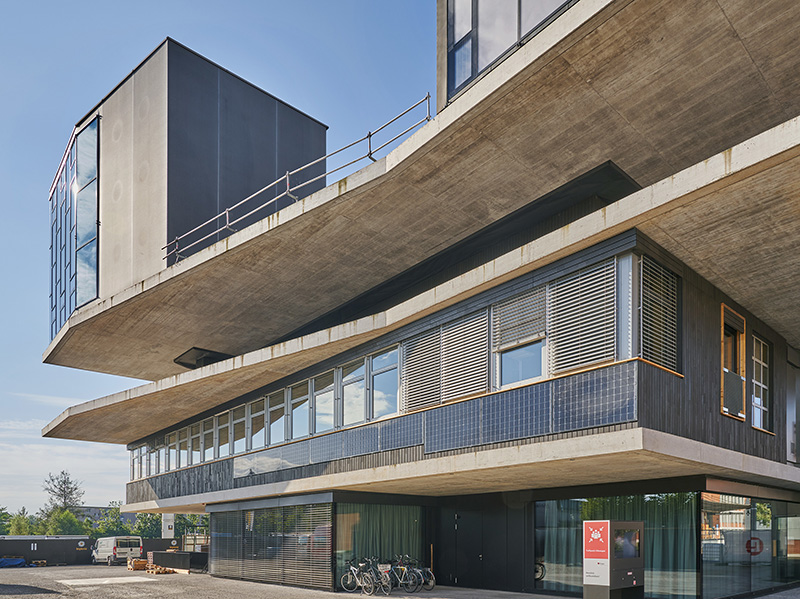 NEST ist das modulare Forschungs- und Innovationsgebäude der Empa und der Eawag. Saint-Gobain Schweiz gehört zum Partnernetzwerk von NEST. Die Abstandhalter Swisspacer Ultimate wurden bei wiederverwendeten Gläsern als Rahmen in der Unit Sprint verbaut. Foto: © Martin Zeller