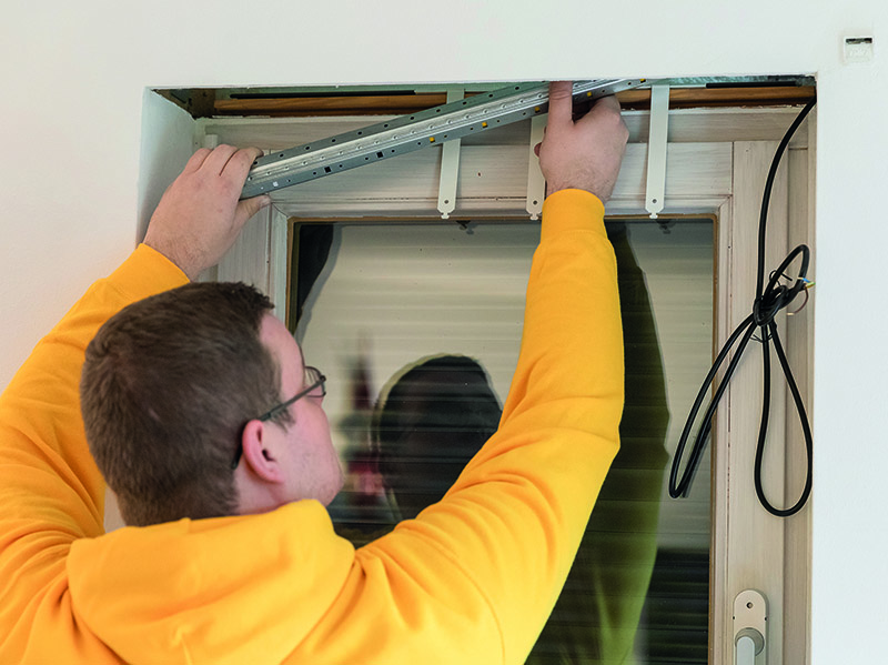 Die funkbasierten Antriebe eigenen sich hervorragend für die saubere, nachträgliche Montage durch den Fachmann. Foto: © Schellenberg Professional