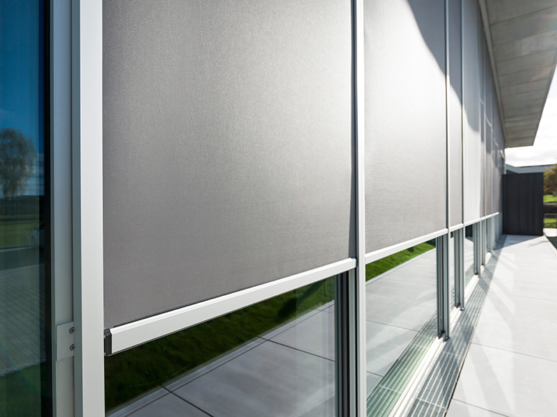 Die Sonnenschutzsysteme sind in zahlreichen Gewebearten und -farben verfügbar – für individuellen Blend-, Sicht- und Hitzeschutz von transparent bis blickdicht. Foto: © Heroal