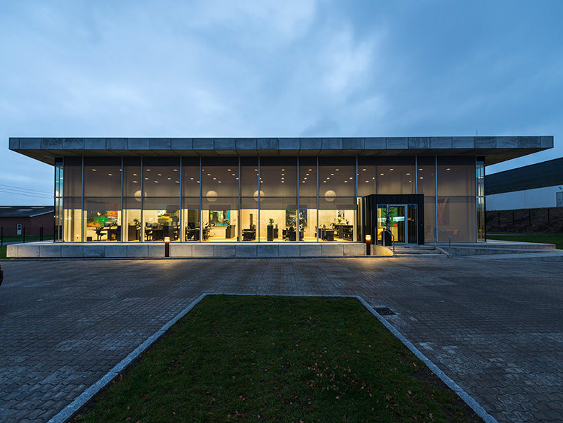 Mit den textilen Sonnenschutzsystemen lassen sich große Elemente von bis zu 18 Quadratmetern Fläche realisieren. Foto: © Heroal