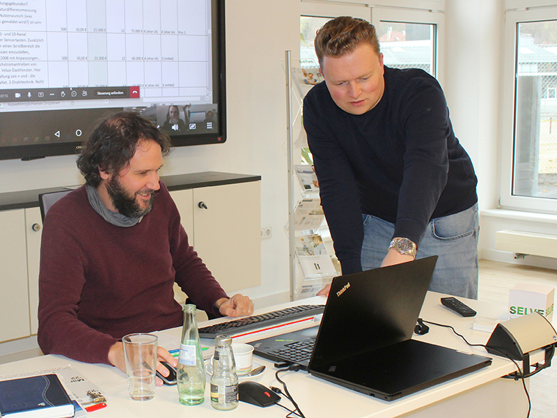 Das interdisziplinäre Team – darunter Alexander Vogt (l.) und Tim Fahrenholz – identifizierte die vielversprechendsten Ideen, die im nächsten Step beim Workshop der Bewertungsrunde präsentiert wurden. Foto: © Selve