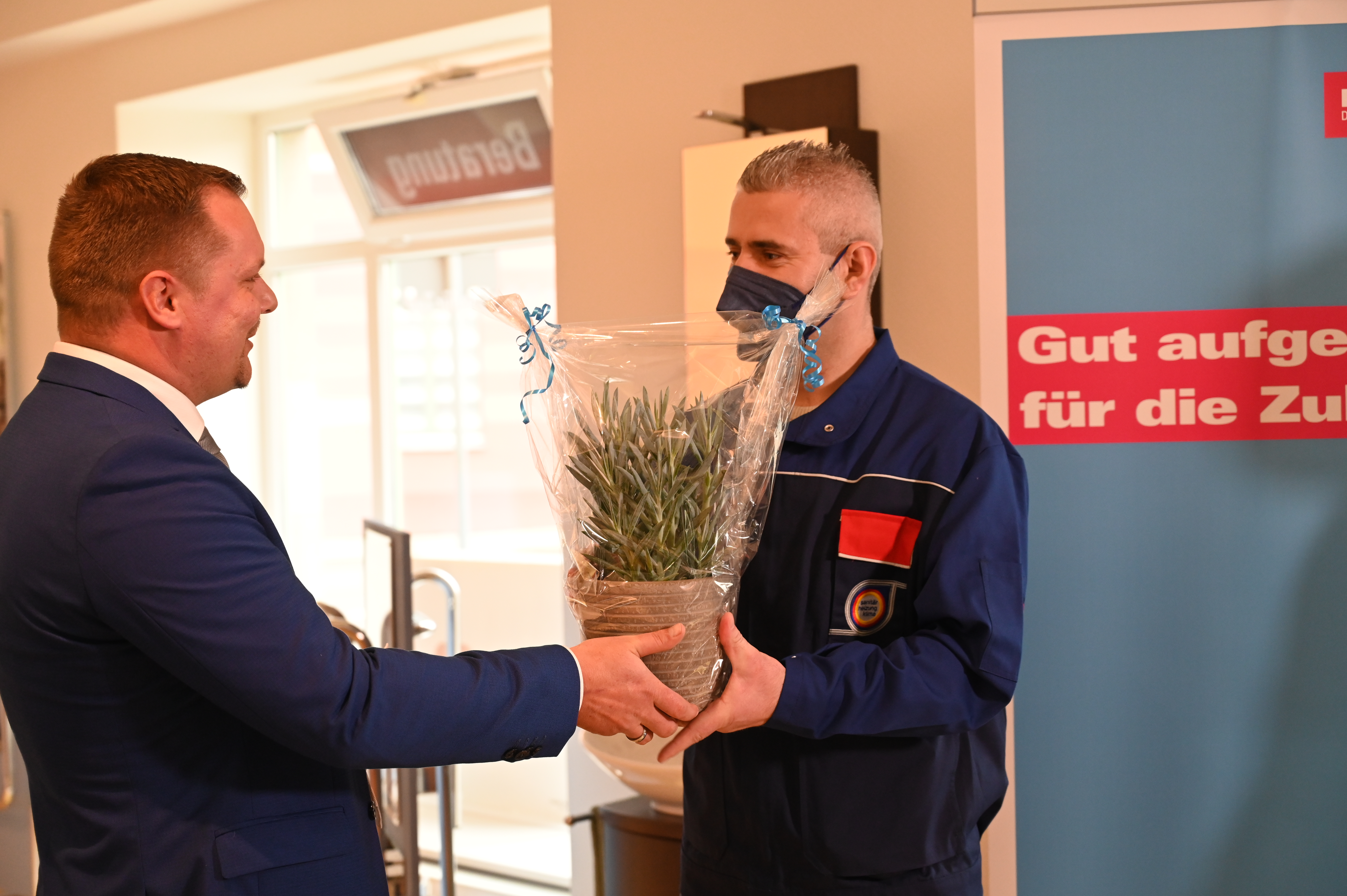 Handwerkskammerpräsident Robert Wüst begrüßt Želimir Miličević. Foto: © HWK Potsdam