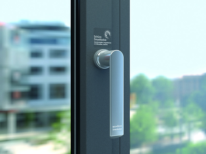 Das Schüco After Sales Service-Team berät auch zu Nachrüstprodukten, wie dem antibakteriellen Fenstergriff Schüco SmartActive, um einen nachhaltigen Werterhalt und eine Steigerung von Energieeffizienz, Sicherheit und Komfort zu ermöglichen. Foto: © Schüco International KG