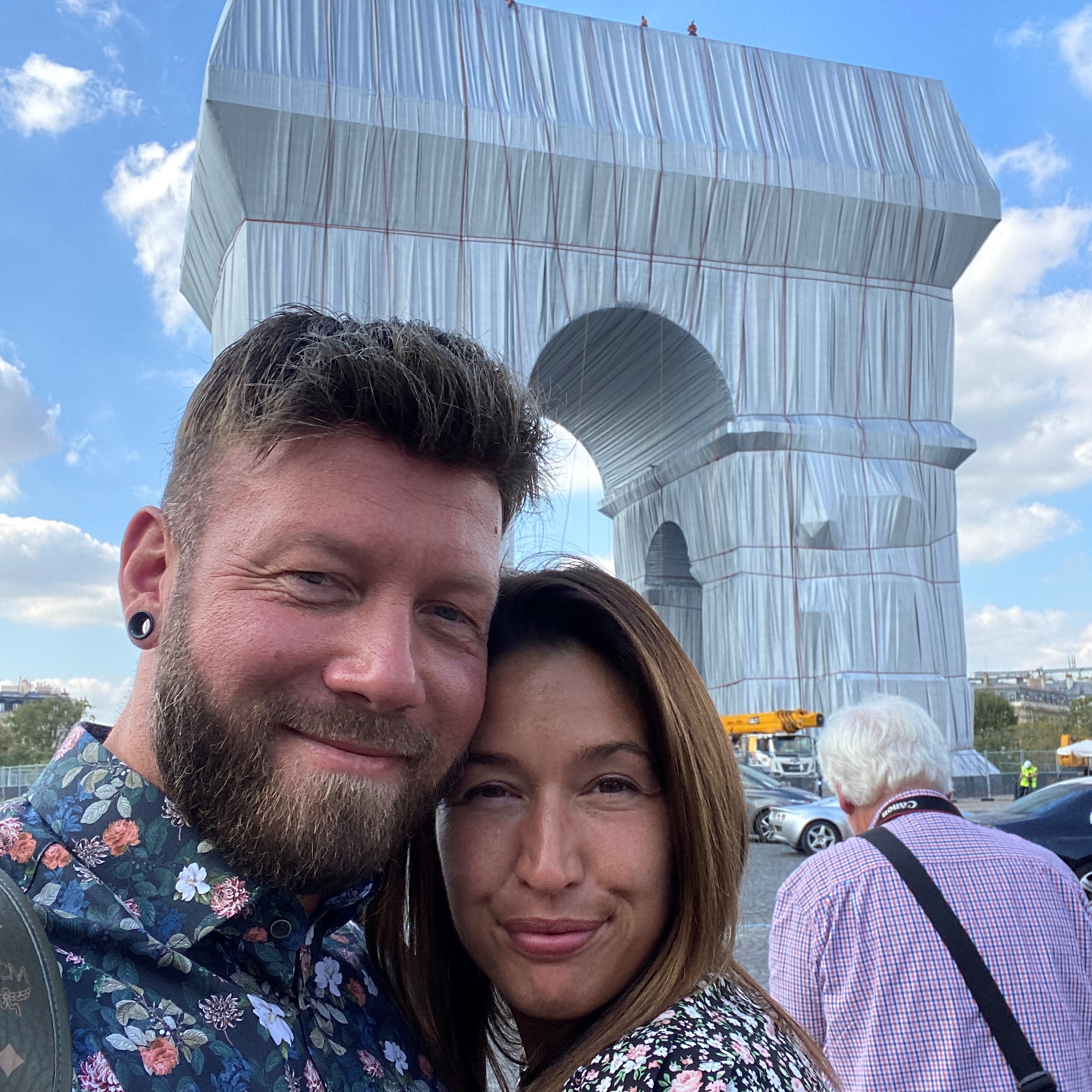 Julia und Andy unterwegs: Romantischer Urlaub in Paris, hier vor dem von Christos verhüllten Triumphbogen. Foto: © Julia Bothur