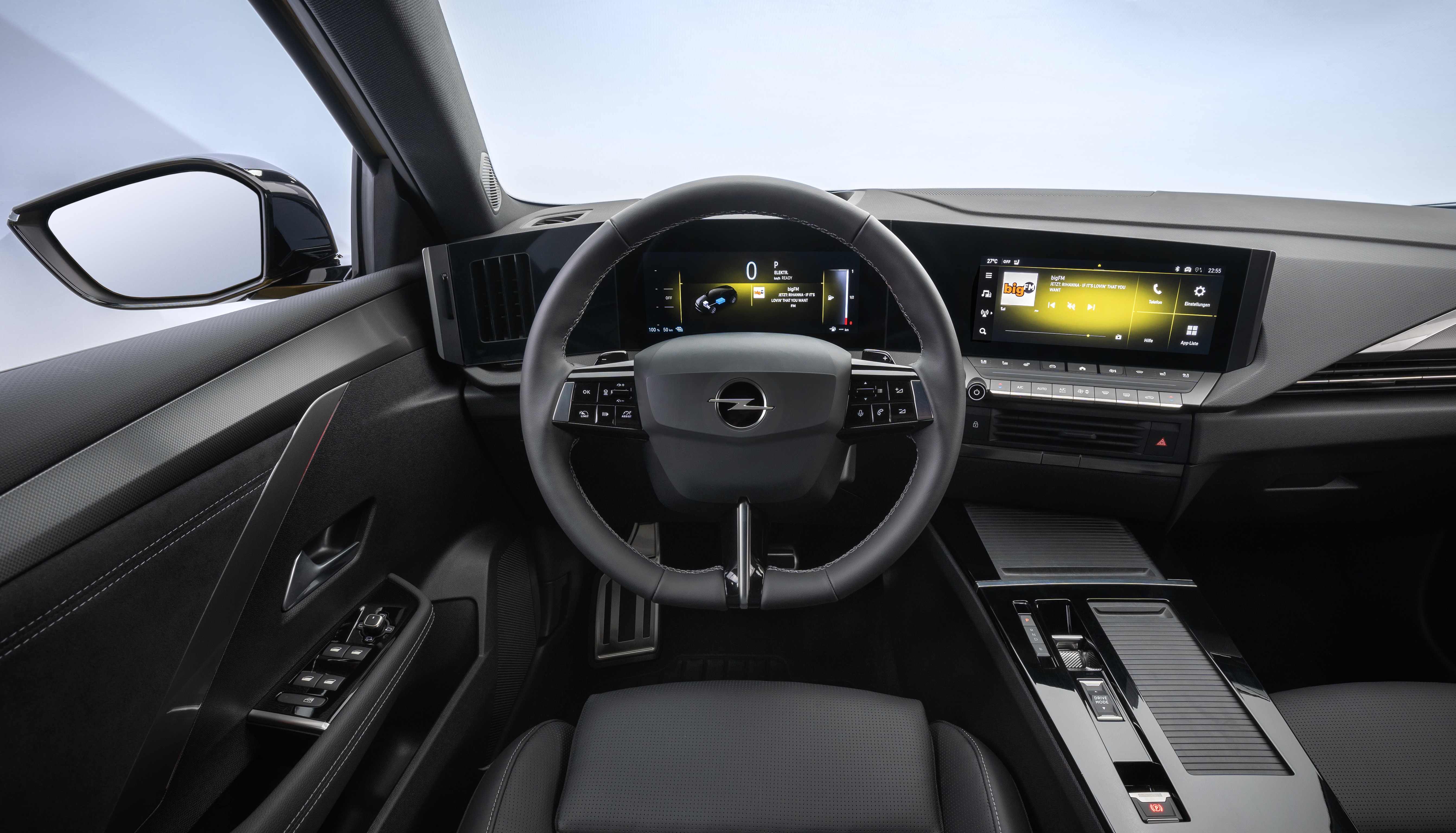 Im Astra gibt es trotz des digitalen Cockpits noch genügend Knöpfe und Schalter. Foto: © Opel