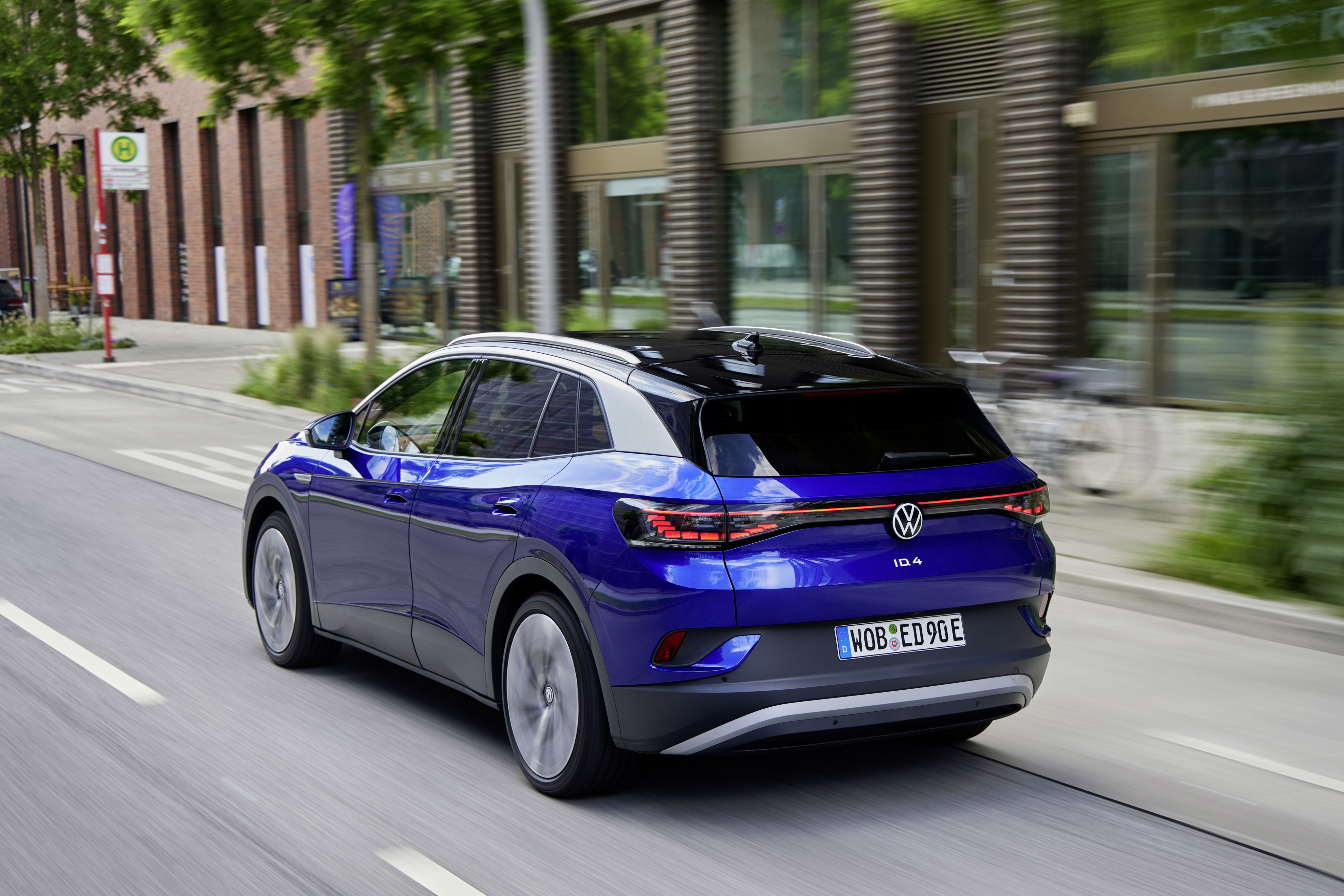 Der Stromer gibt sich kraftvoll, Breitreifen schmälern dagegen den Komfort. Foto: © Volkswagen
