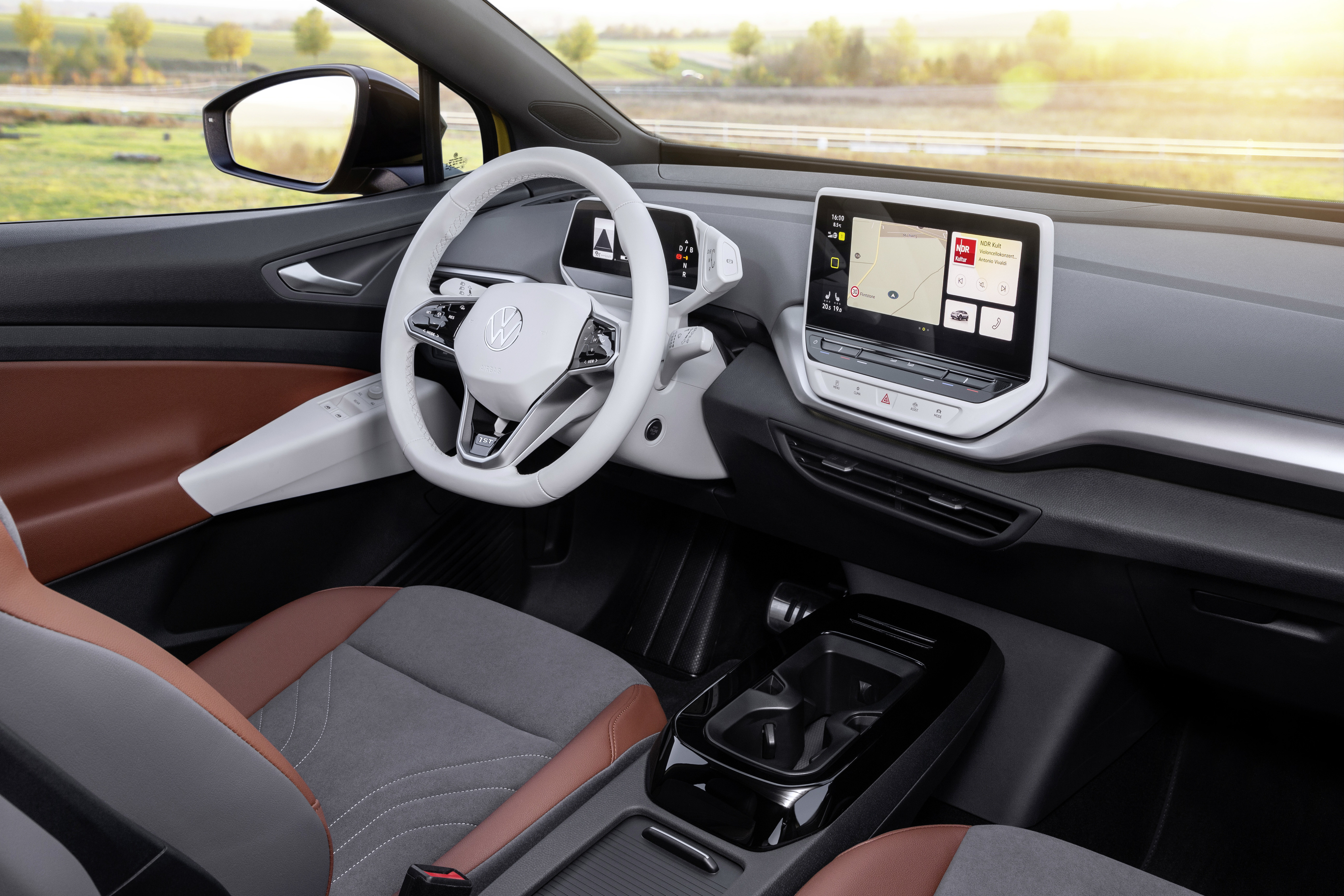 Im ID.4 gibt es nur noch wenige klassische Schalter, was nicht unbedingt ein Vorteil ist. Foto: © Volkswagen