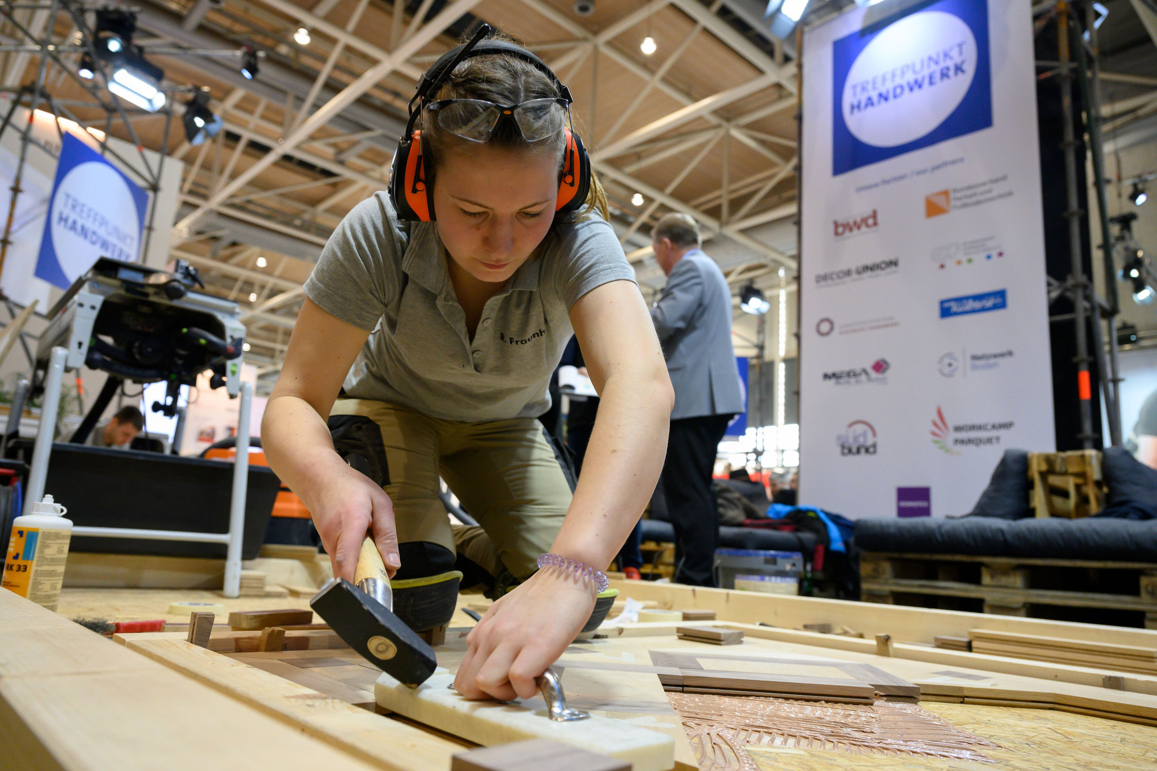 Bodenverlegearbeiten im Rahmen des Treffpunkts Handwerk. Foto: © Deutsche Messe AG