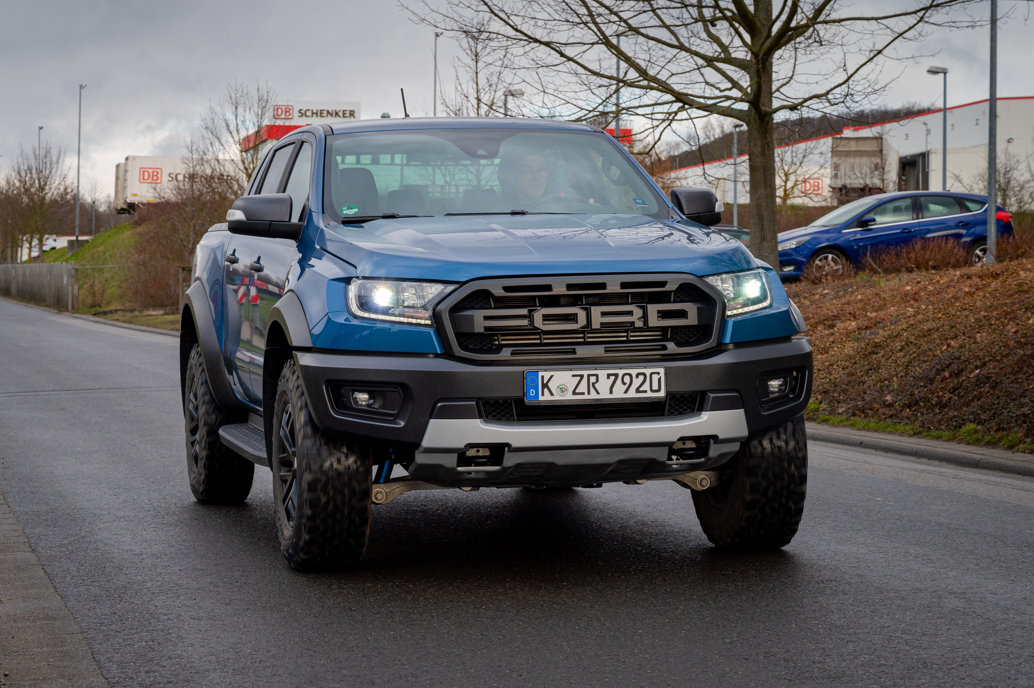 Der Ford Ranger Raptor kommt dank Sonderausstattung und Designfeatures besonders martialisch herüber. Foto: © Martin Bärtges