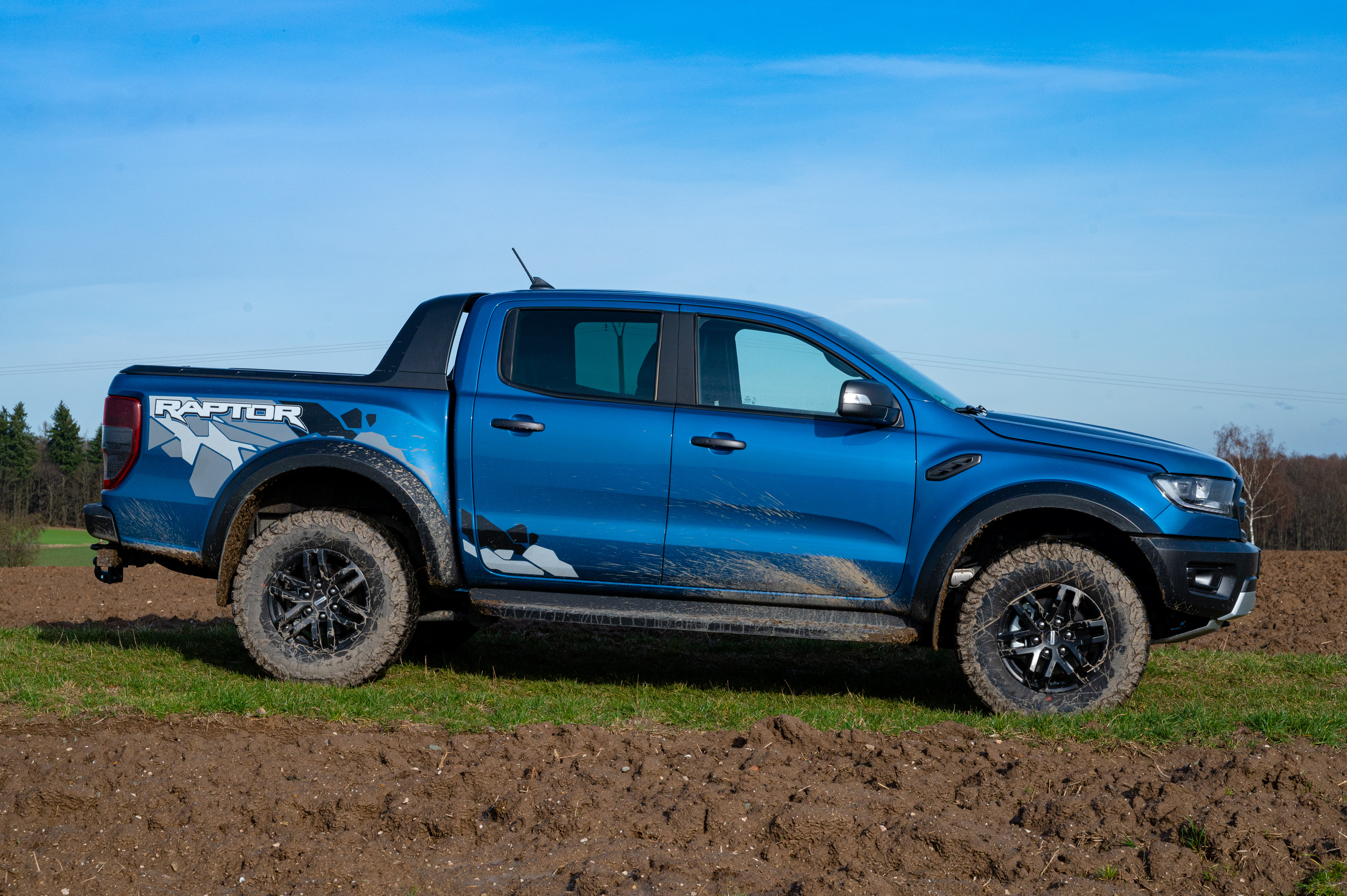 Der Ford Ranger Raptor kommt dank Sonderausstattung und Designfeatures besonders martialisch herüber. Foto: © Martin Bärtges